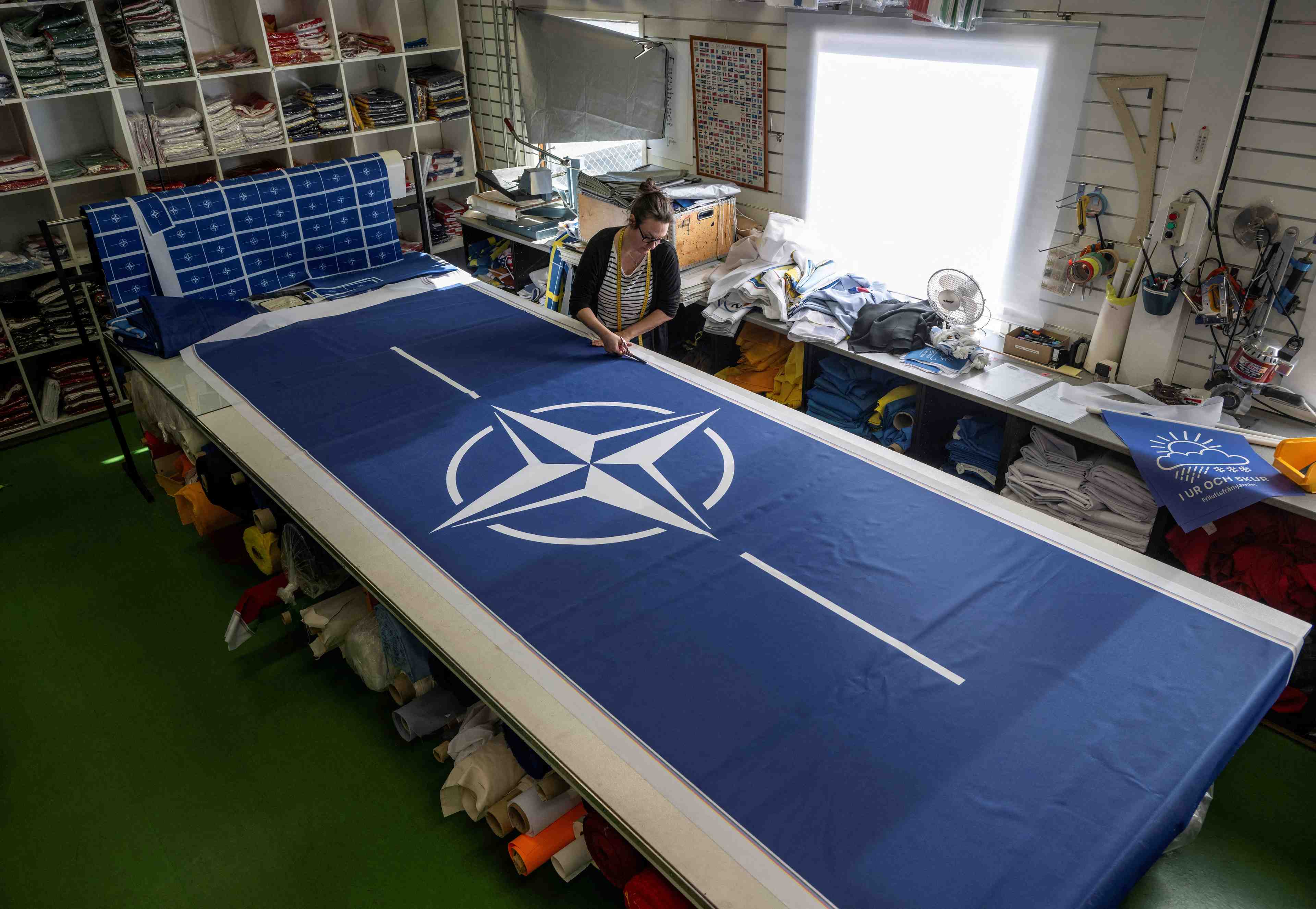 Une couturiere suedoise travaille sur des drapeaux de l'otan pres de stockholm