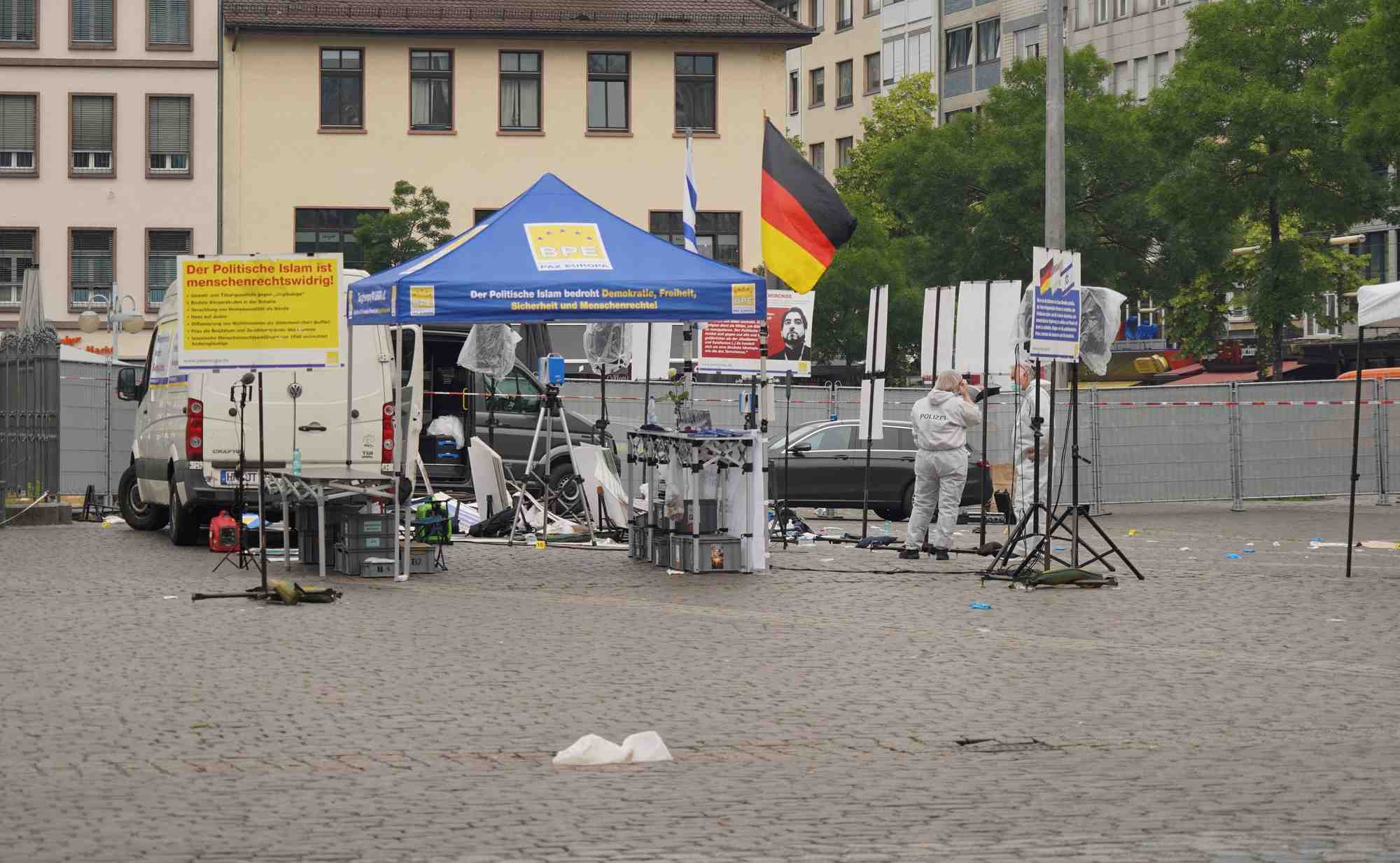 Des enqueteurs de la police travaillent sur les lieux ou un homme a attaque des personnes sur le marche central de la ville de mannheim