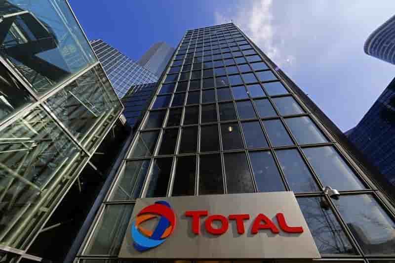 Total et le cac 40 en repli a la mi-seance