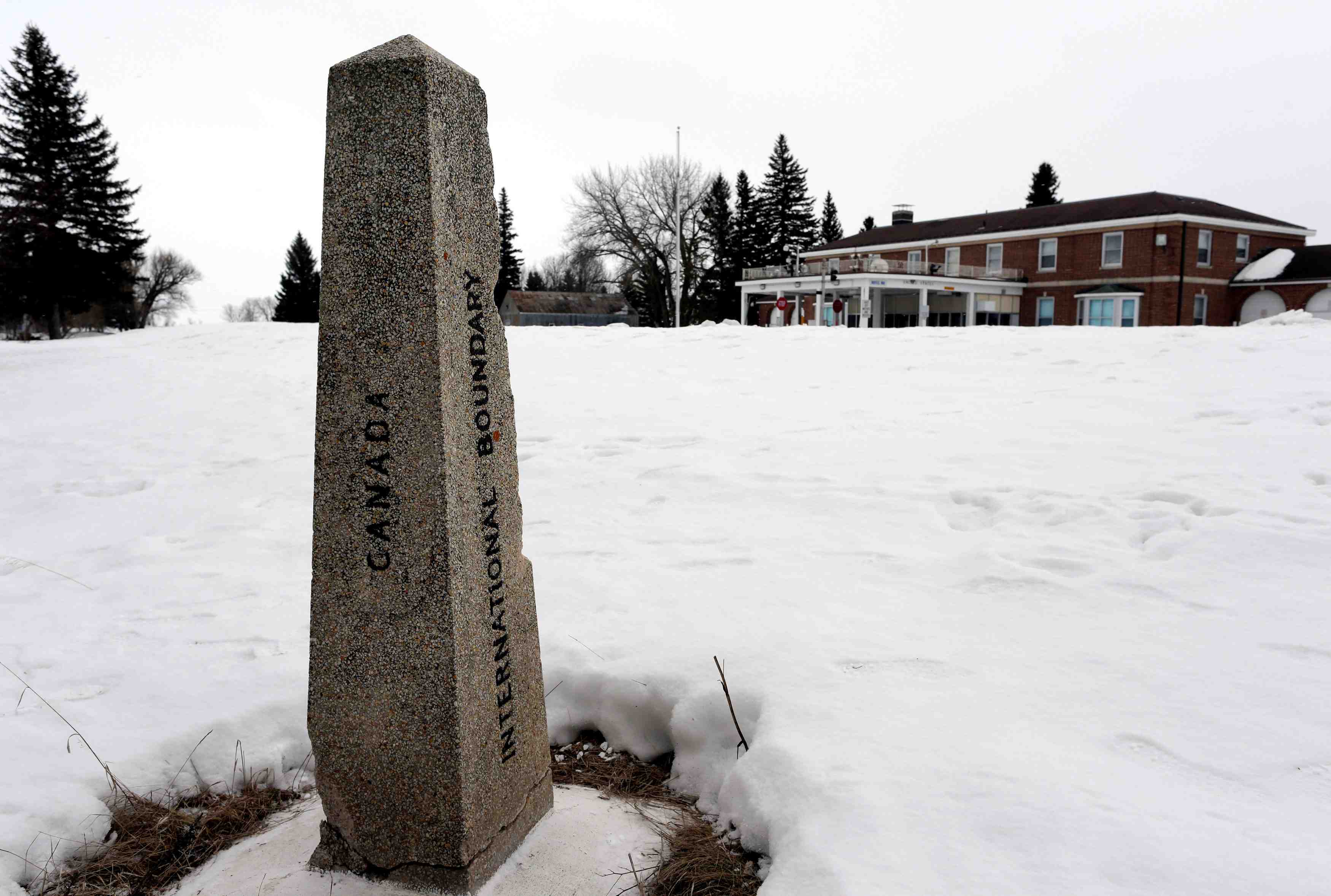 Des migrants munis de titres de sejour us fuient vers le canada