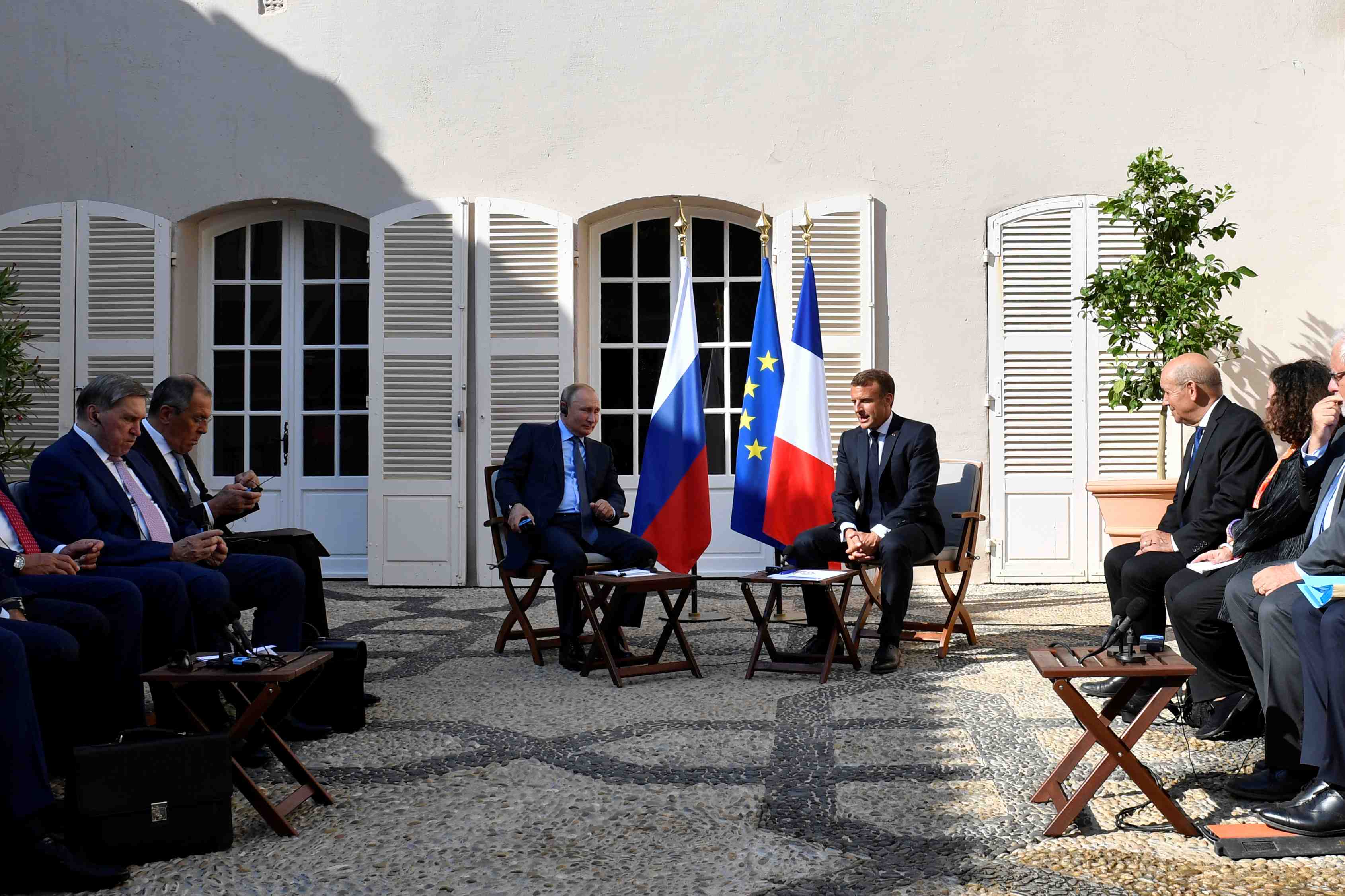 A bregancon, macron et poutine campent sur leurs positions sur la syrie