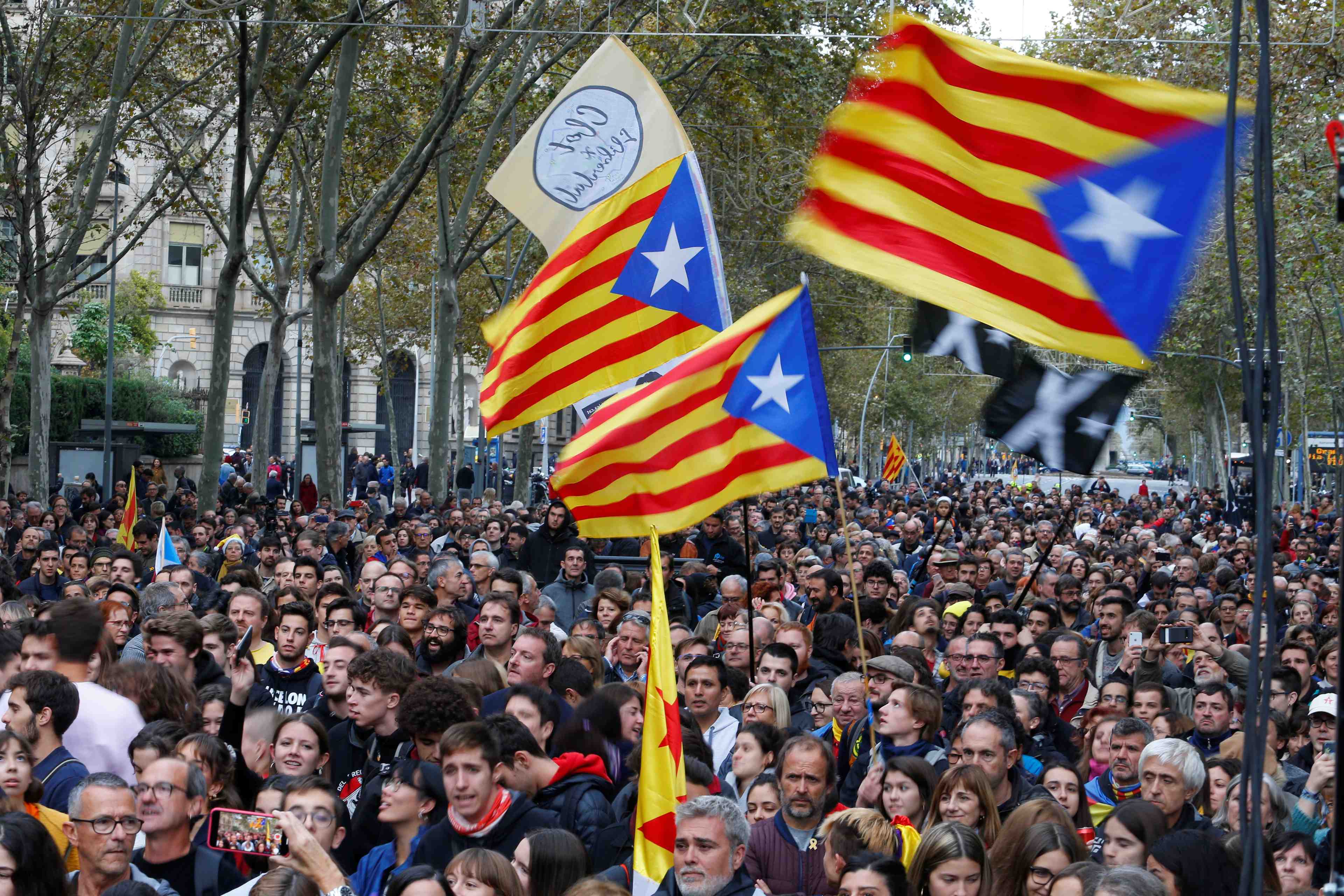 Les separatistes manifestent en catalogne a la veille des legislatives