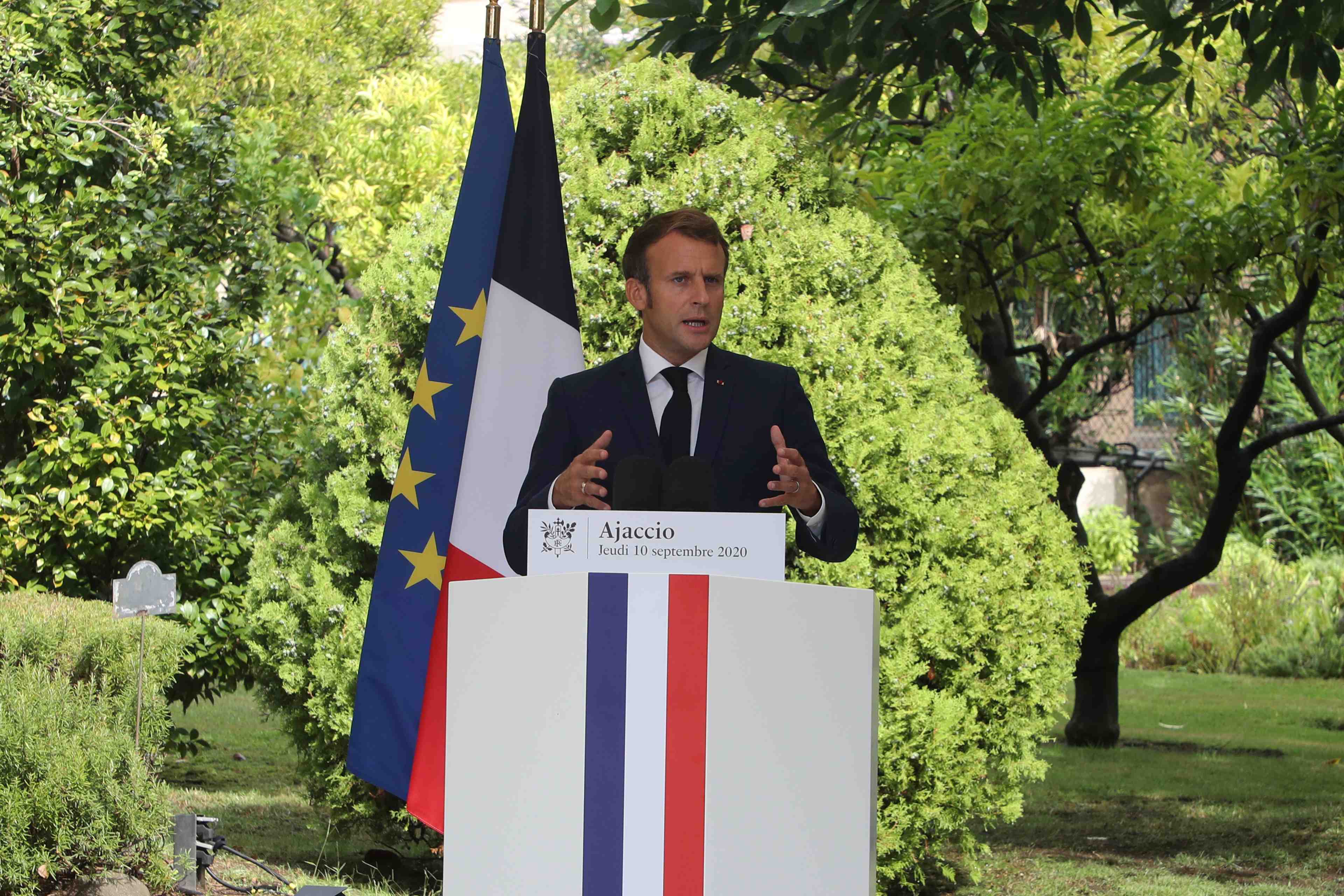 Coronavirus: macron veut donner de la visibilite sans ceder a la panique