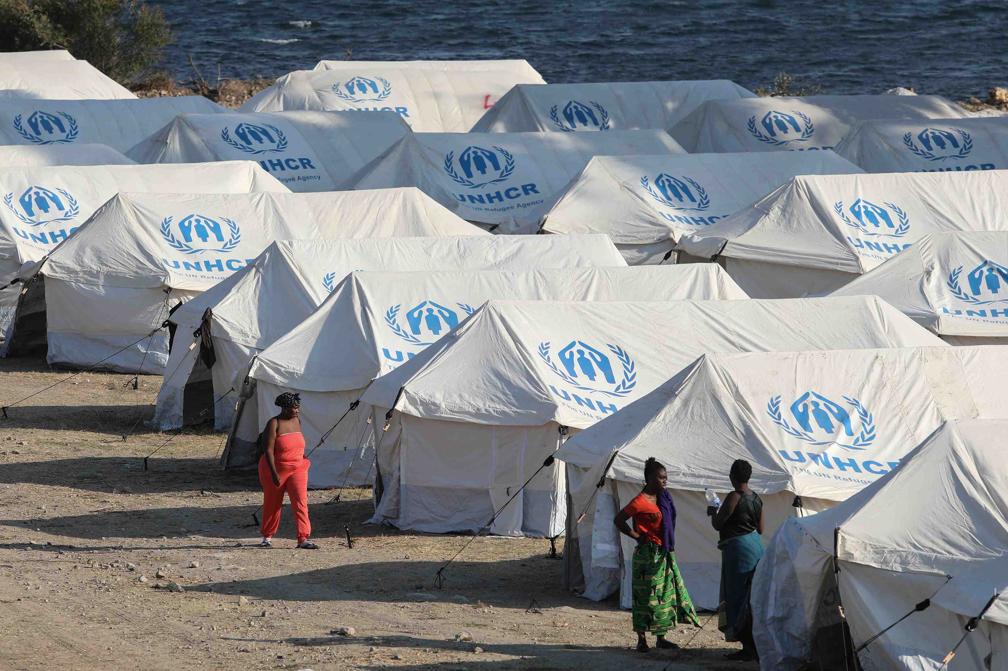 La grece a reloge sous des tentes des migrants de lesbos