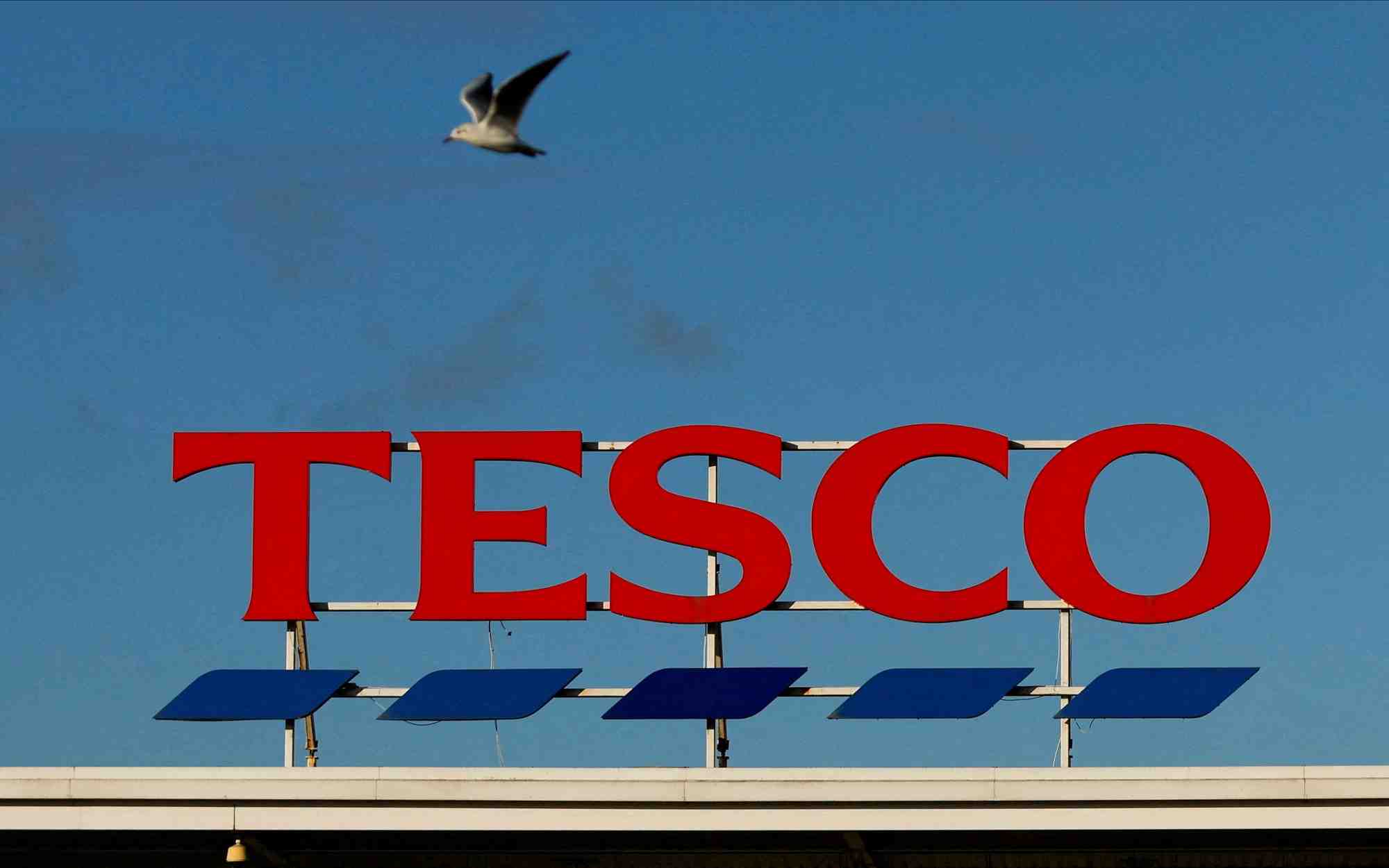 Photo du logo de tesco sur un magasin a warrington