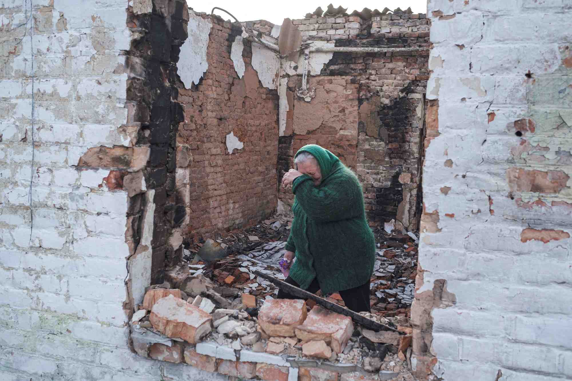 Une femme dans sa maison detruite dans le village d’andriivka, region de kyiv, en ukraine