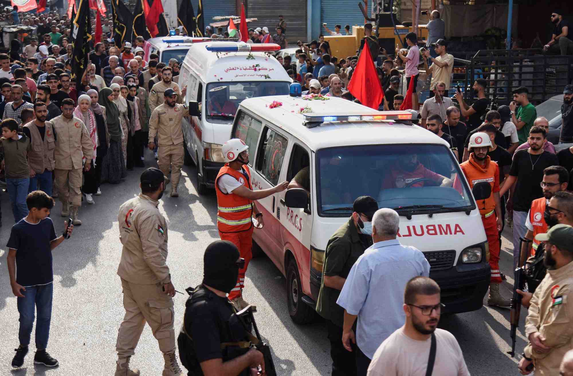 Les ambulances transportant les corps de trois dirigeants palestiniens circulent dans le camp de refugies d'al-baddawi
