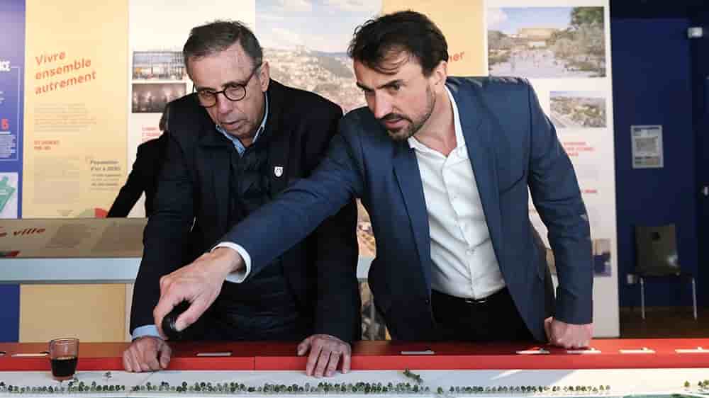 Grégory Doucet, à droite, présente à Pierre Hurmic un projet d’aménagement urbain, à la société publique Lyon Confluence, le 4 avril 2023.