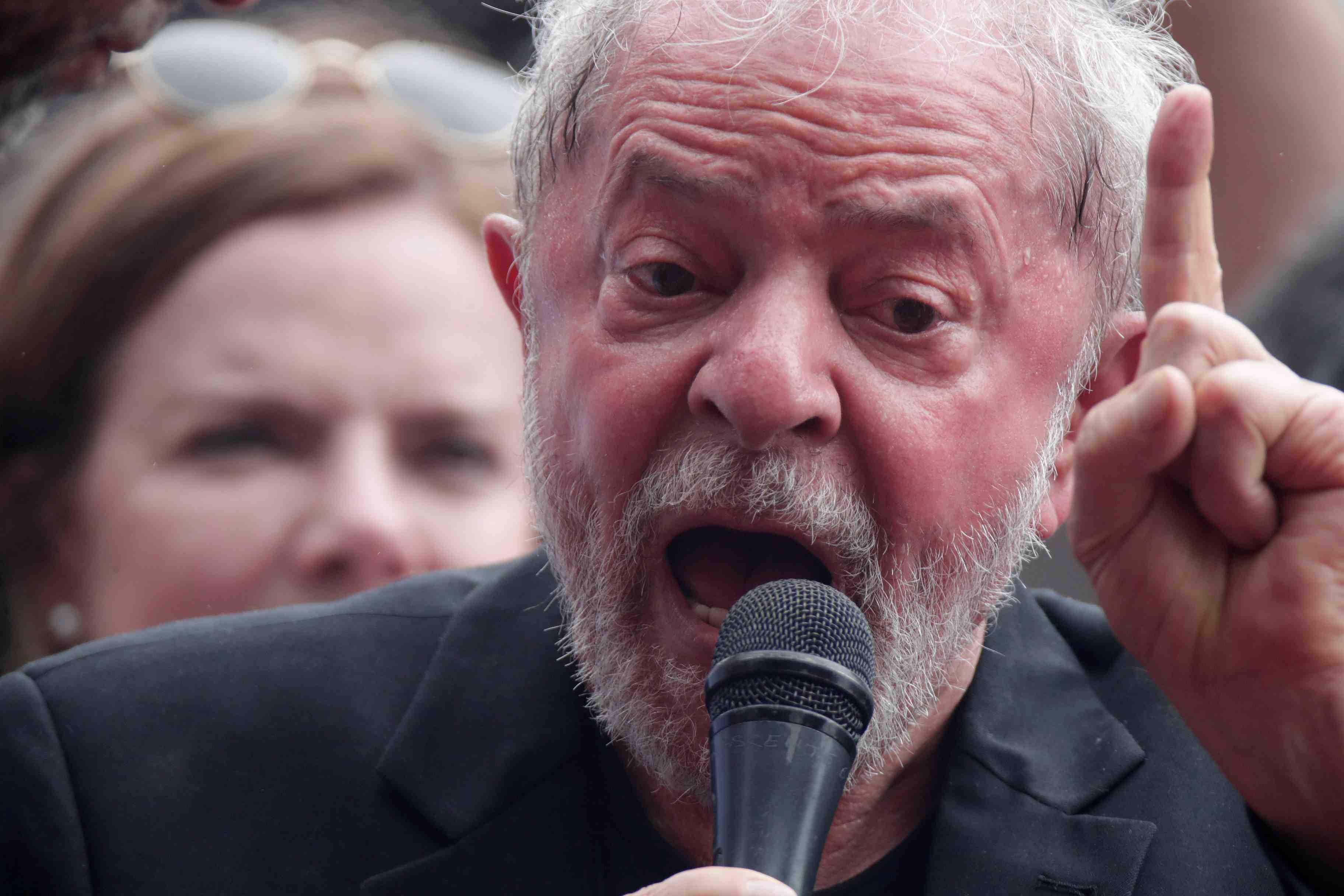 Bresil: "je suis de retour", lance lula a des centaines de partisans