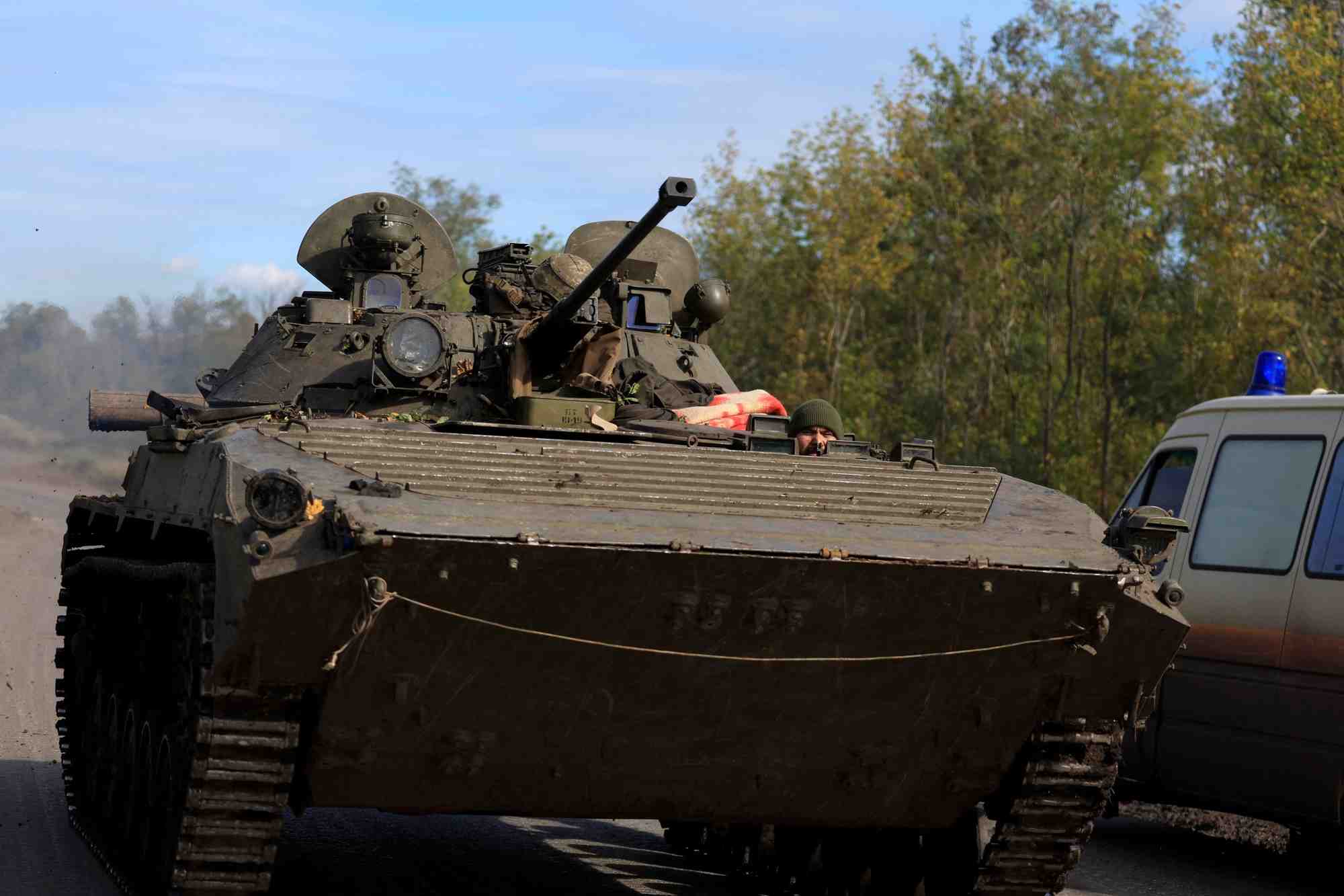 Un vehicule blinde ukrainien  a l'exterieur de bakhmut
