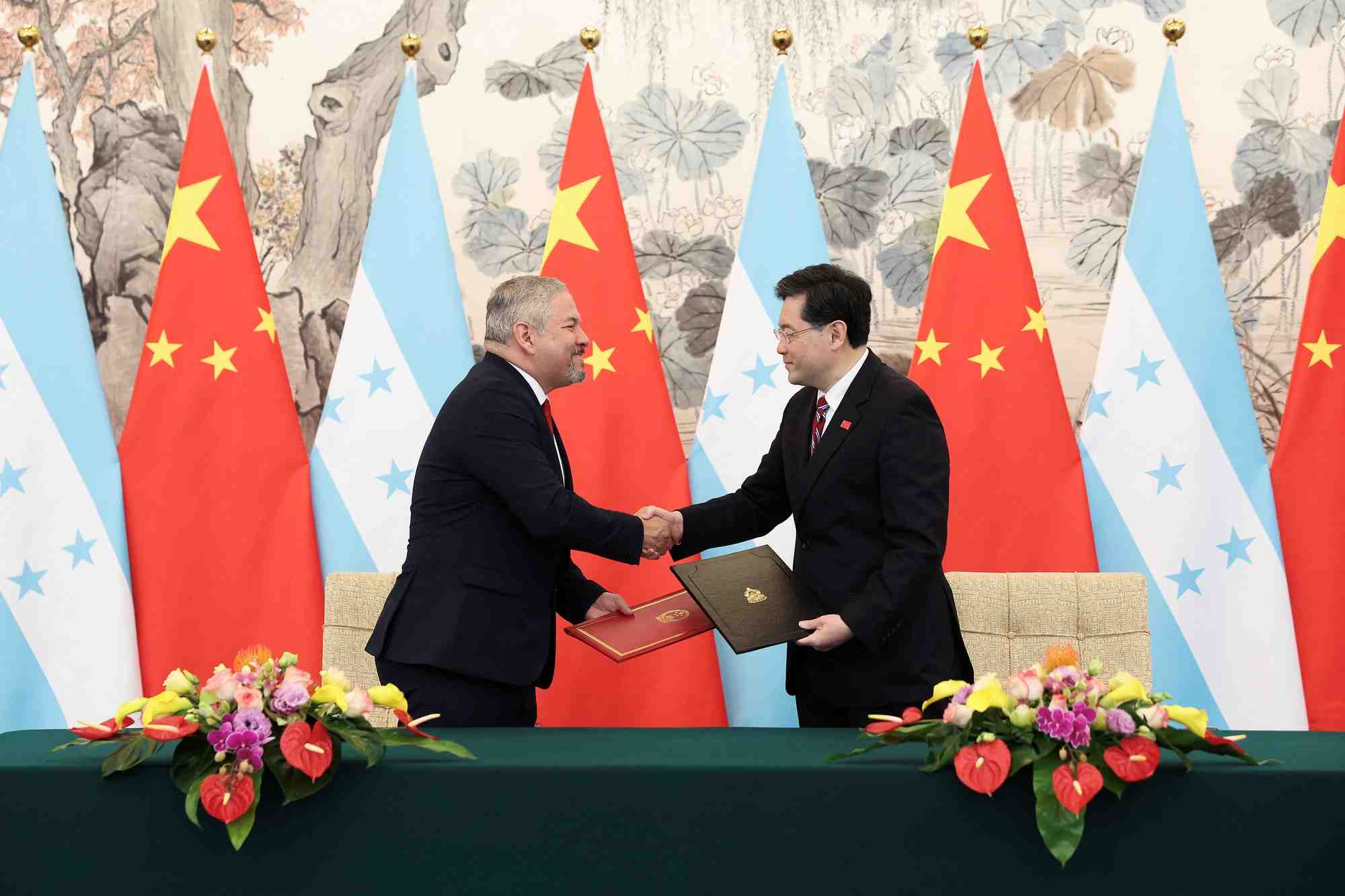 Le ministre chinois des affaires etrangeres et son homologue hondurien