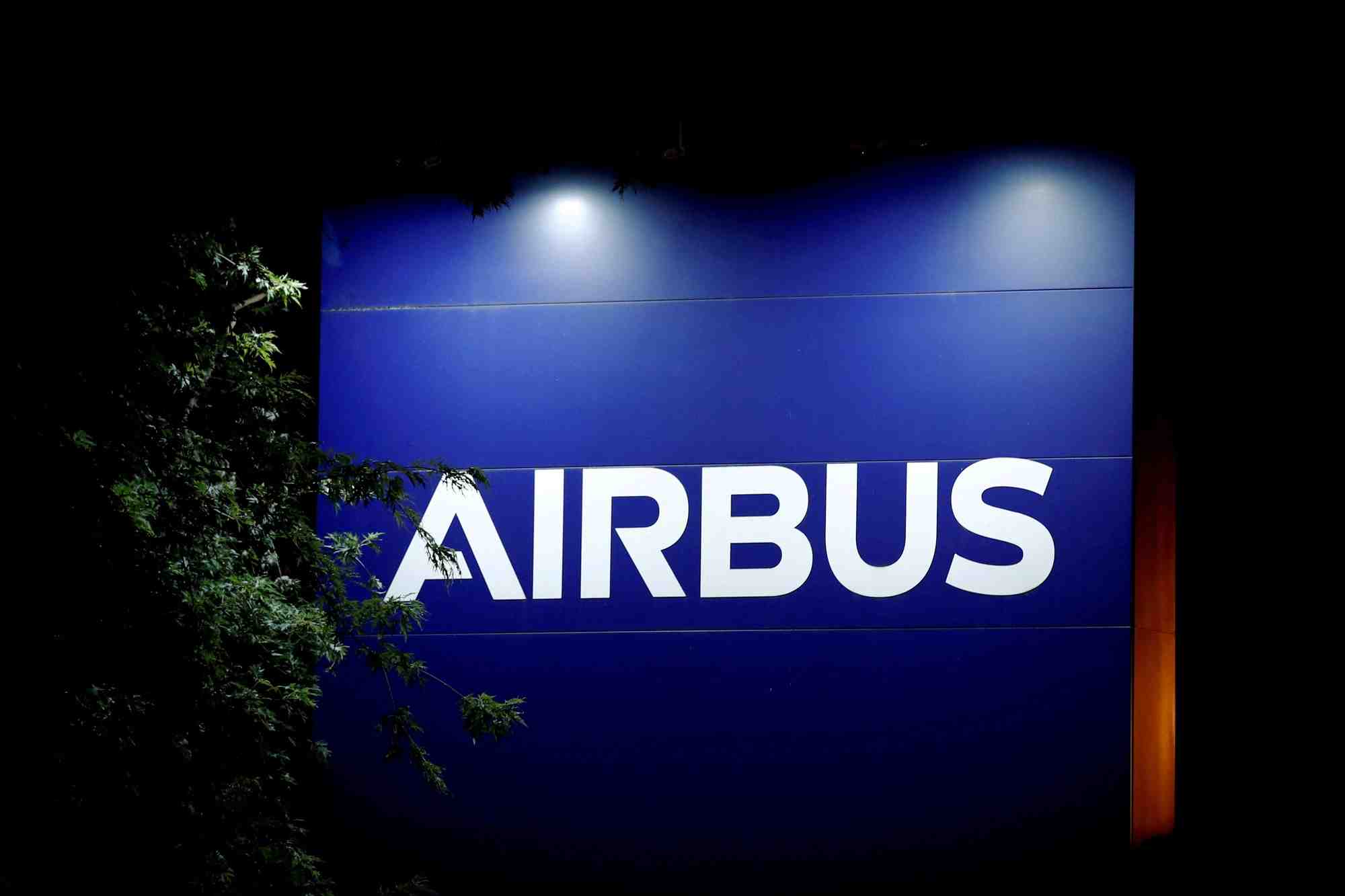 Photo du logo d'airbus a l'entree de son usine a blagnac