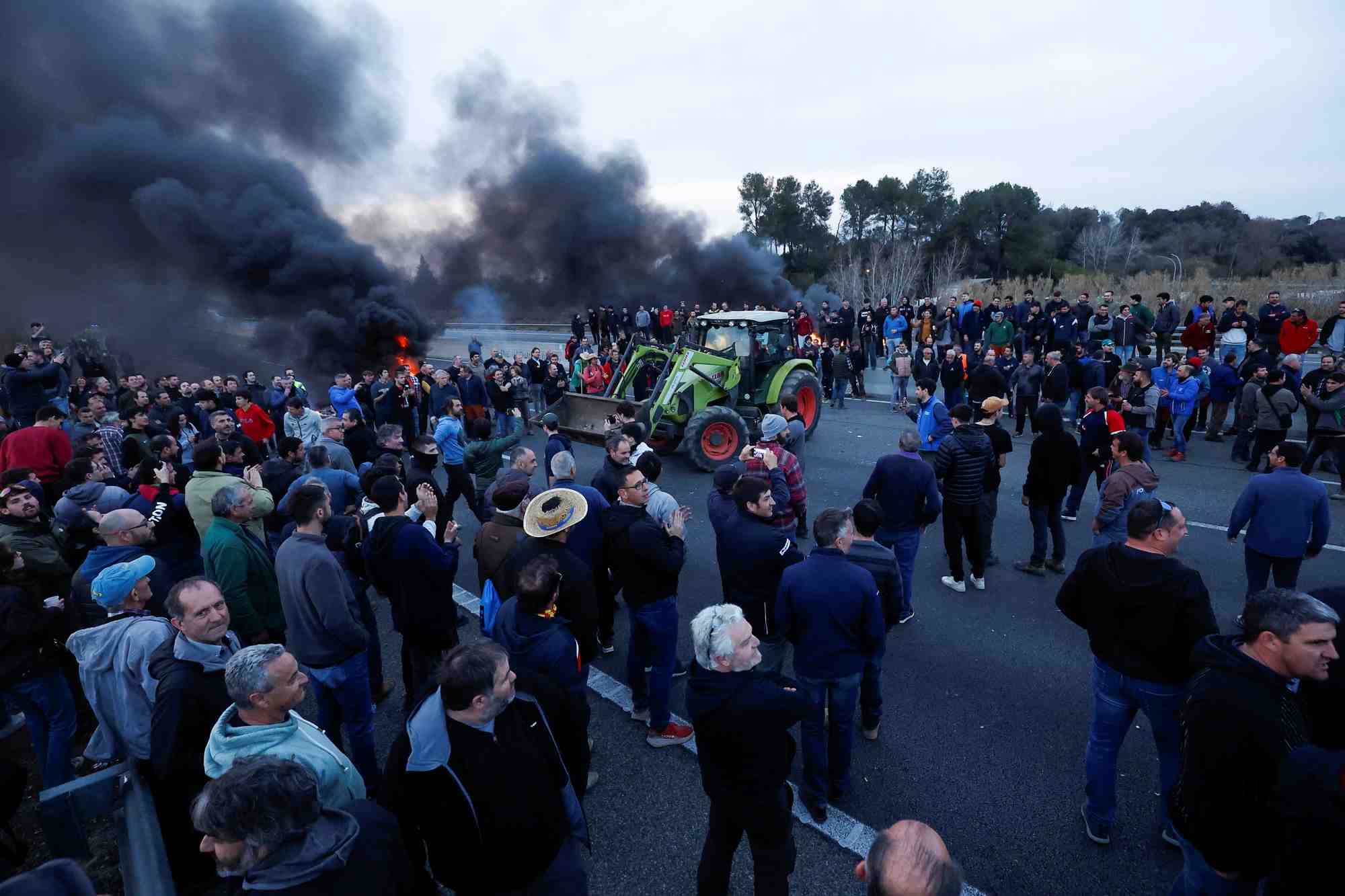 Manifestations d'agriculteurs espagnols contre la hausse des couts et les regles ecologiques, pres de gerone