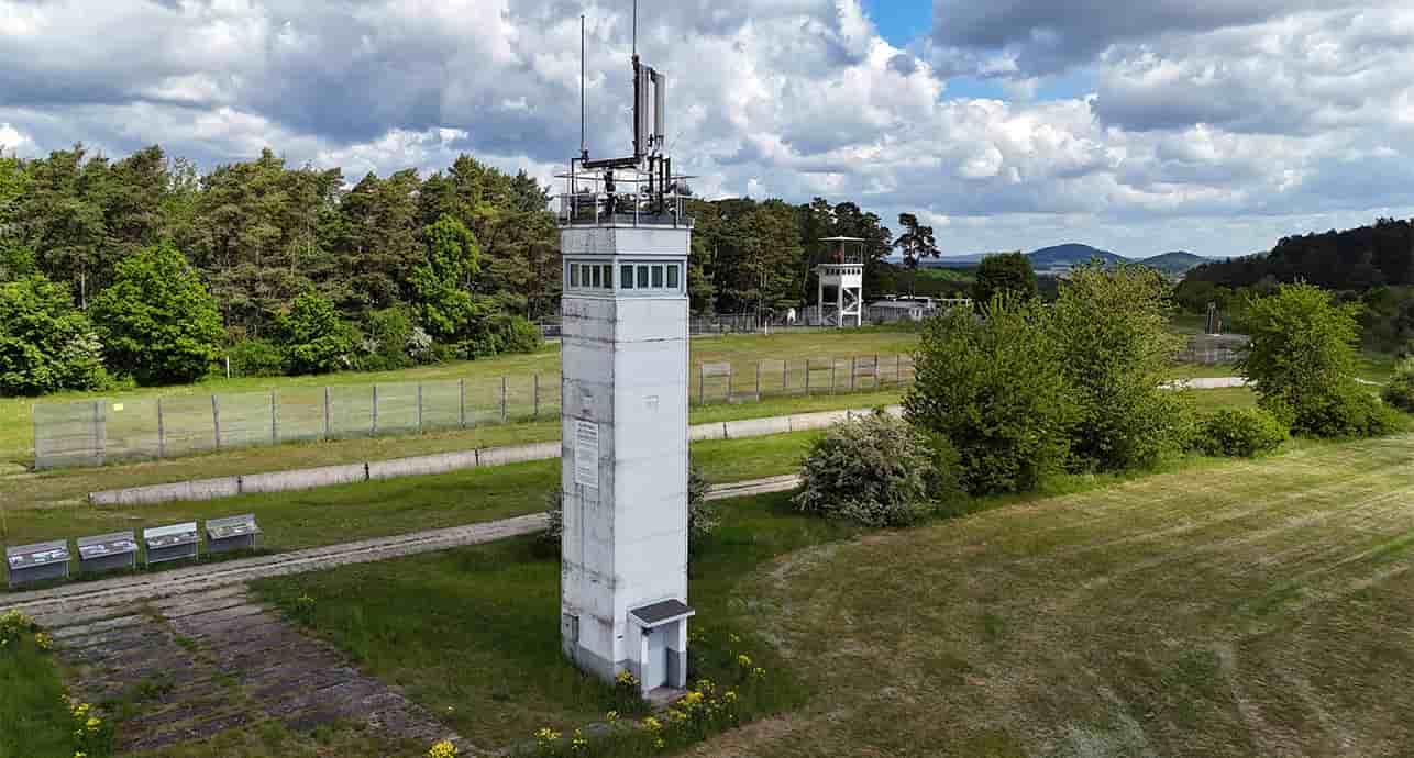 Tour de surveillance de l’ex-Allemagne de l’Est. À l’arrière-plan, le mirador du « Poste d’observation Alpha » américain se situait en Allemagne de l’Ouest.