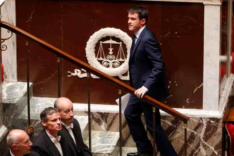 L'ère Valls enracinée malgré la division de son camp