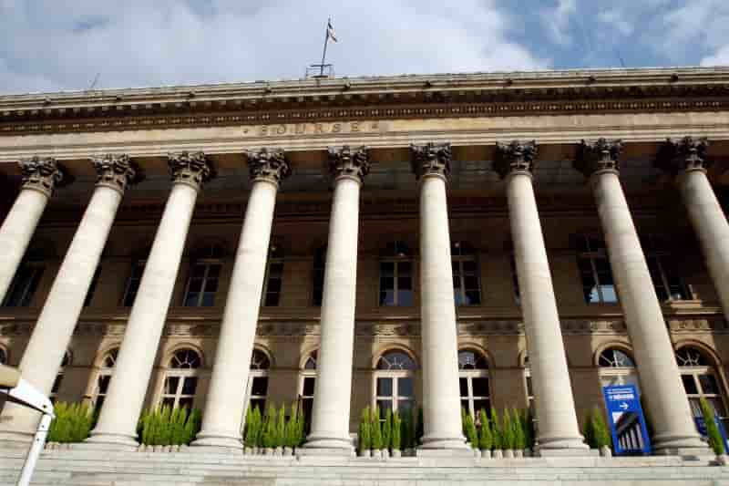 La bourse de paris dans le vert a la mi-seance