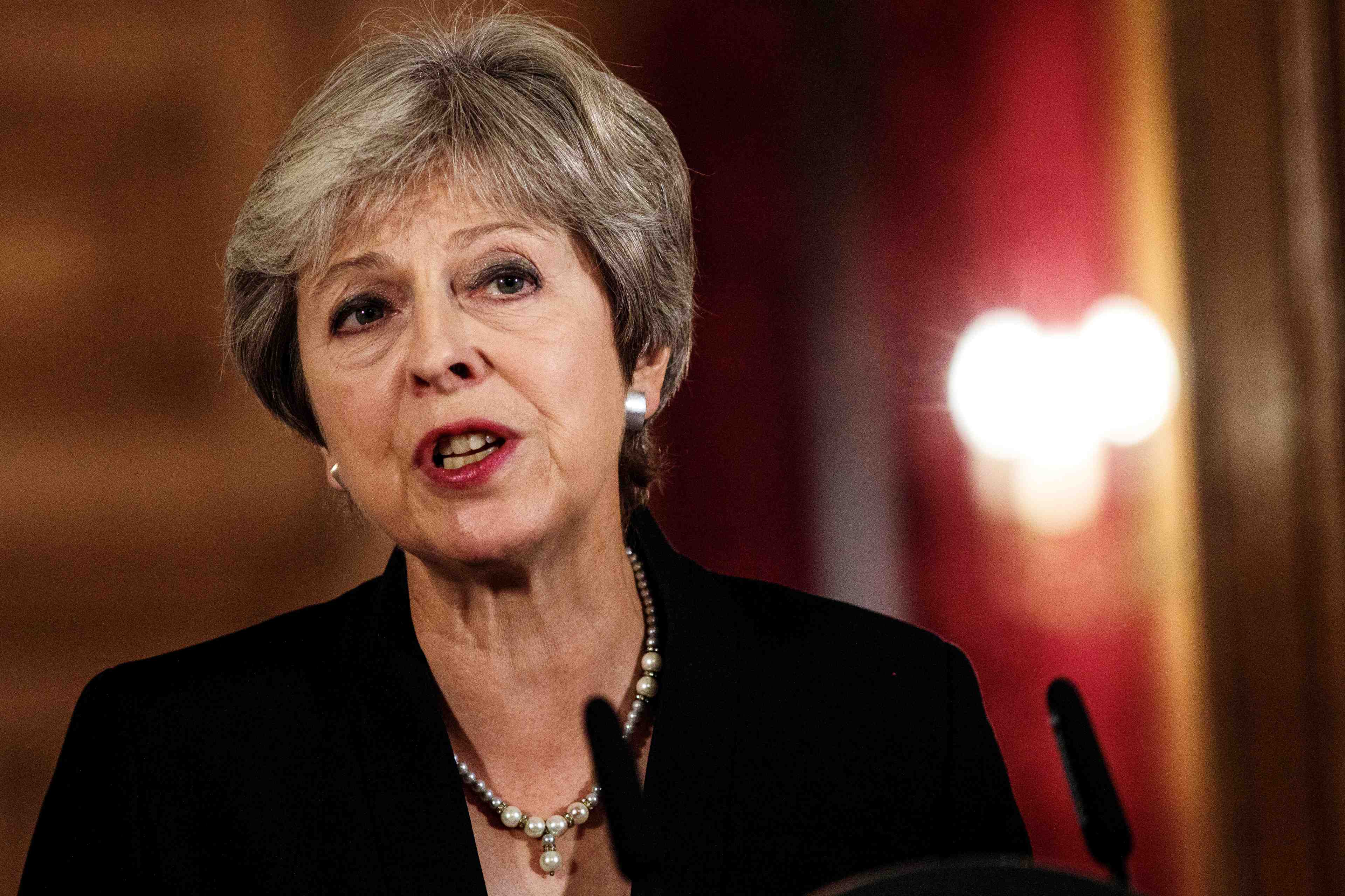 Londres dement les rumeurs de legislatives anticipees, corbyn pret a soutenir un second referendum
