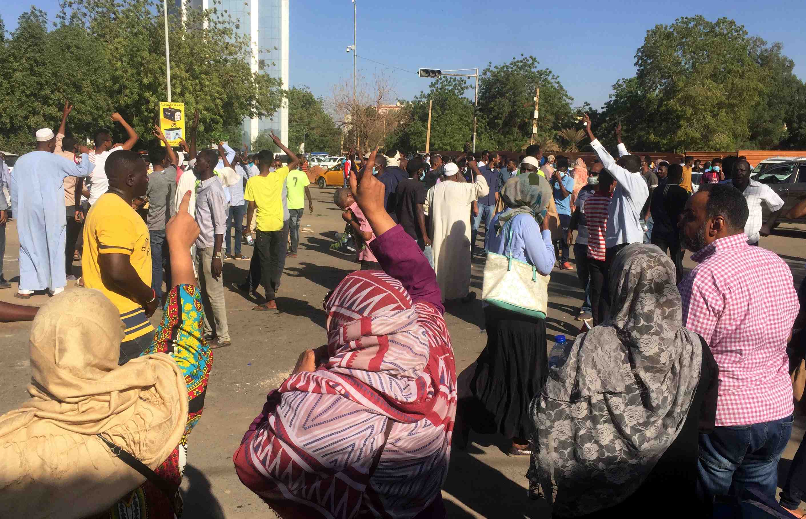 Les forces de securite soudanaises tentent de disperser le sit-in a khartoum