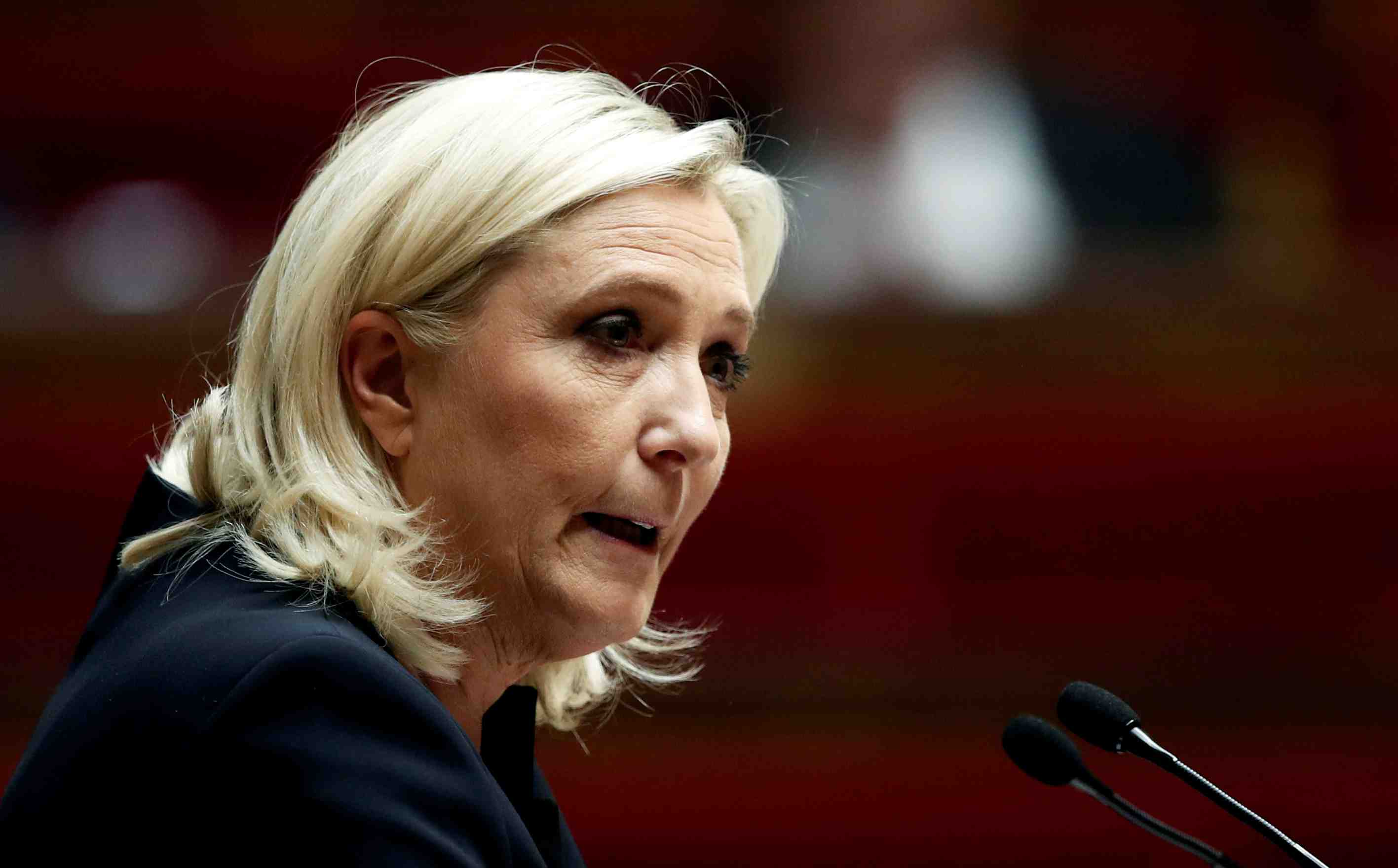 Le pen reaffirme son soutien aux militaires denoncant un "delitement" de la france