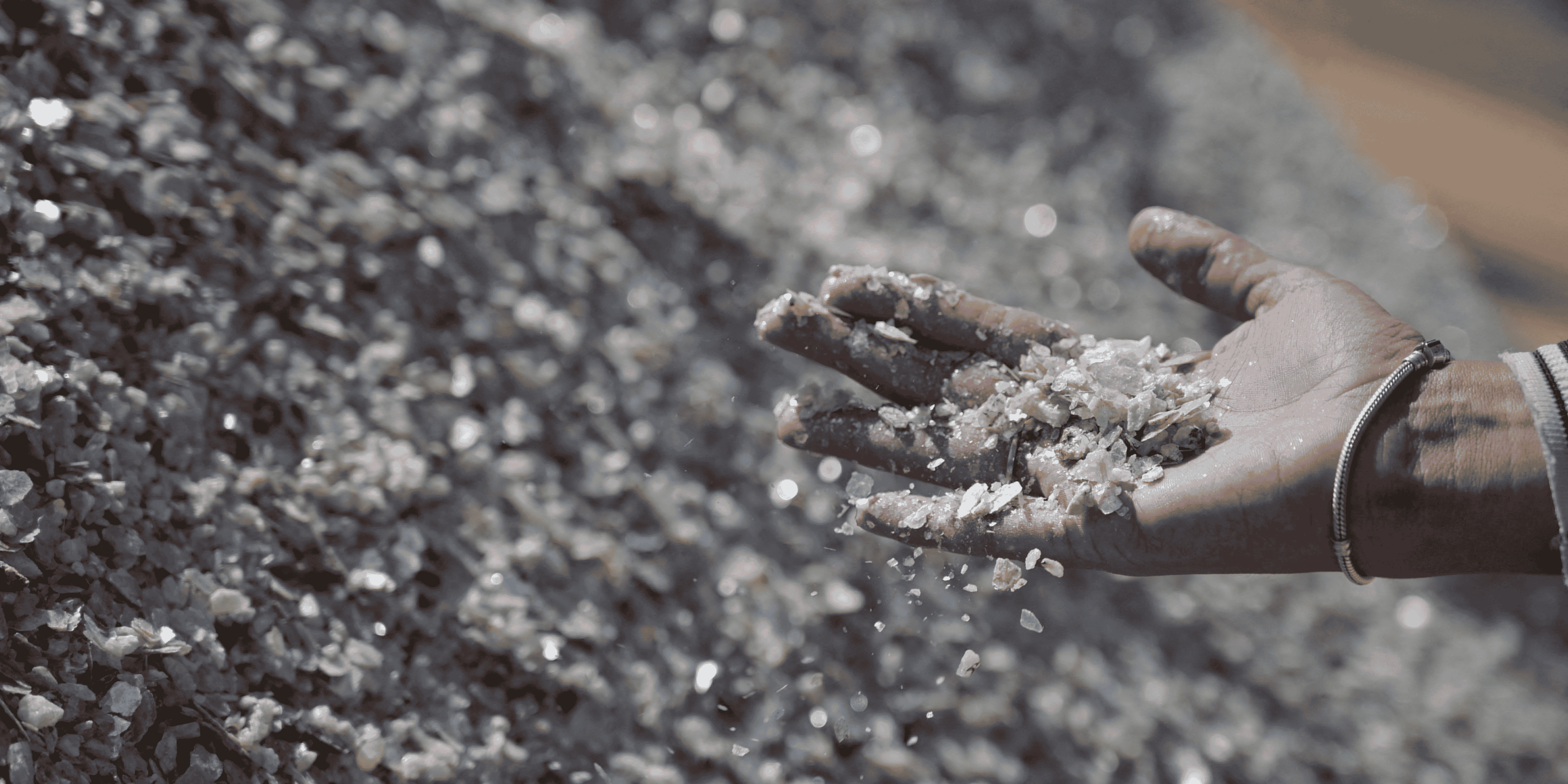Photo d'archives: un echantillon de lithium mineral