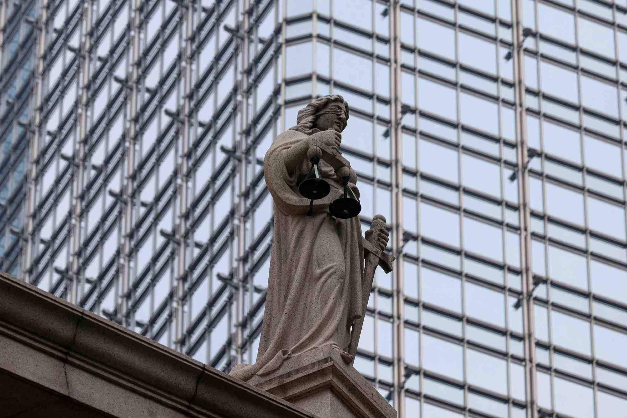 Photo d'archives: une statue de lady justice a la cour d'appel final a hong kong