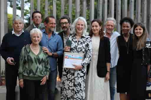 La lauréate du Prix Pampelonne-Ramatuelle, Tatiana de Rosnay, entourée du jury (de gauche à droite) : Roland Bruno, Danielle Mitelman, François Rey, Stéphane de Groodt, David Foenkinos, Emilie Frèche, Nicolas Briançon, Rachel Khan et Lou Leclair