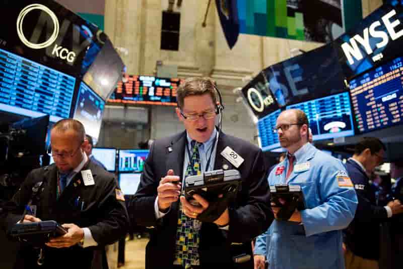 Wall Street ouvre en léger recul après ses records