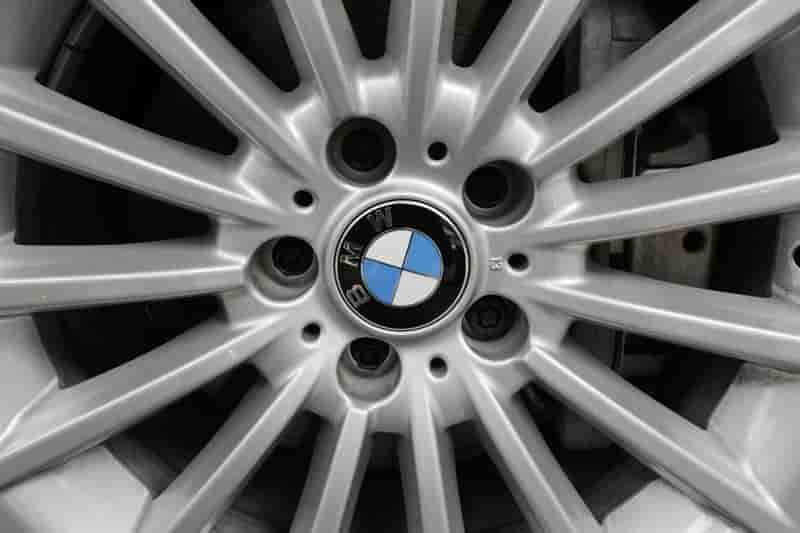 Hausse supérieure aux attentes du bénéfice trimestriel de BMW