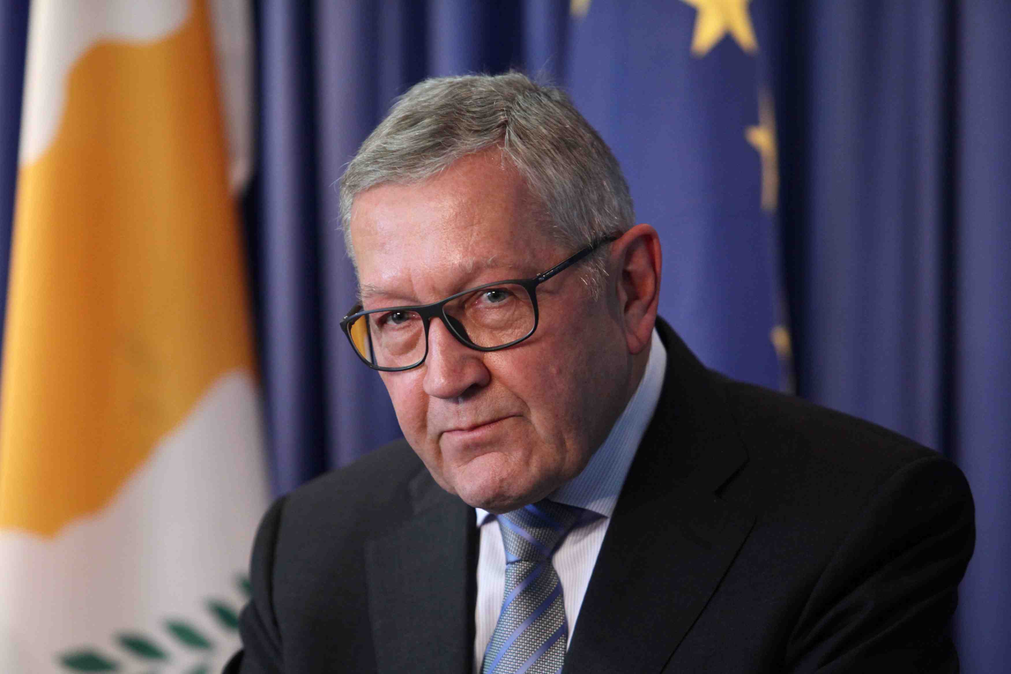 La grece aura peut-etre besoin de moins de fonds que prevu, declare regling