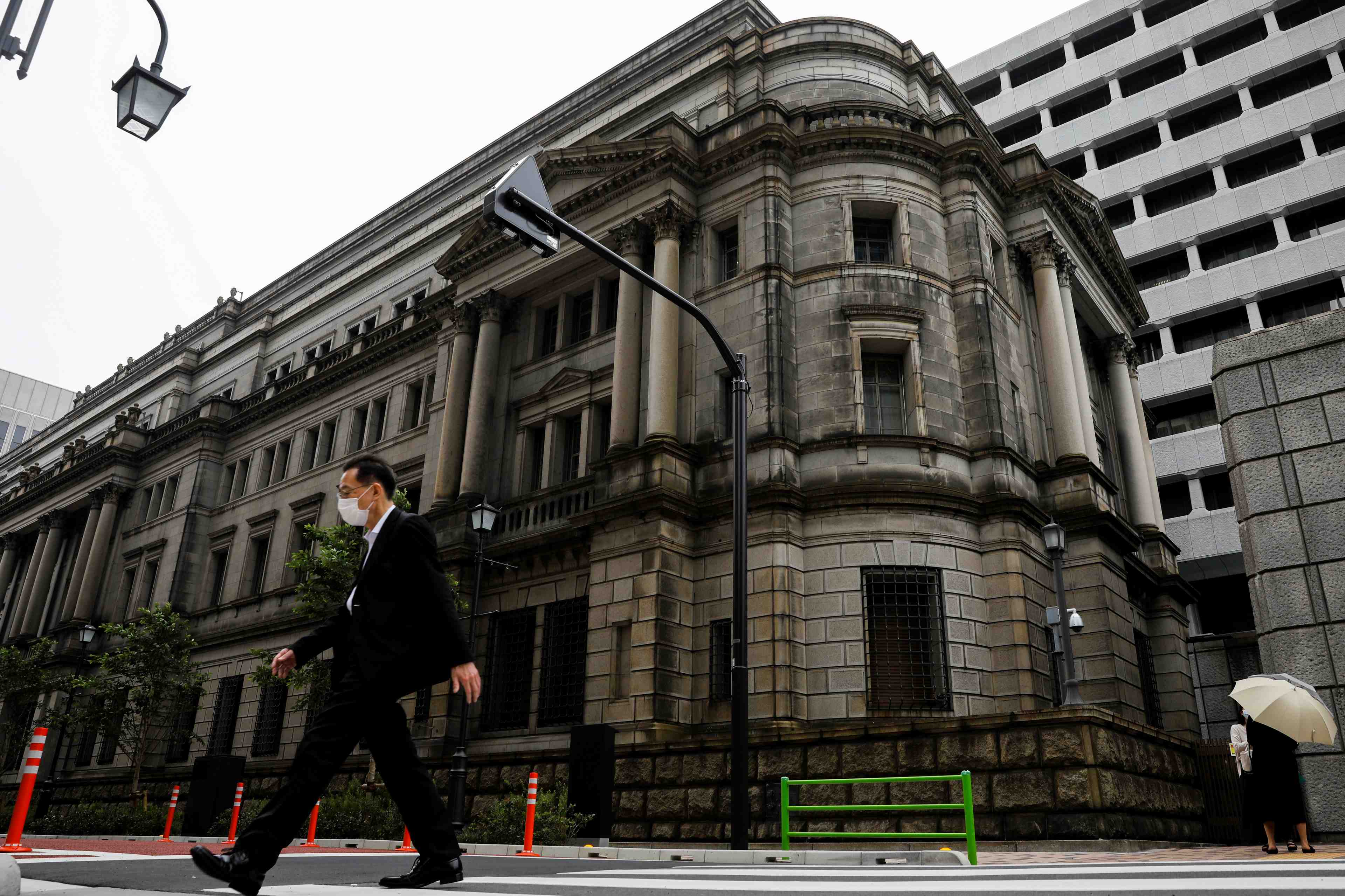 La banque du japon maintient sa politique et envisage la reprise apres la pandemie