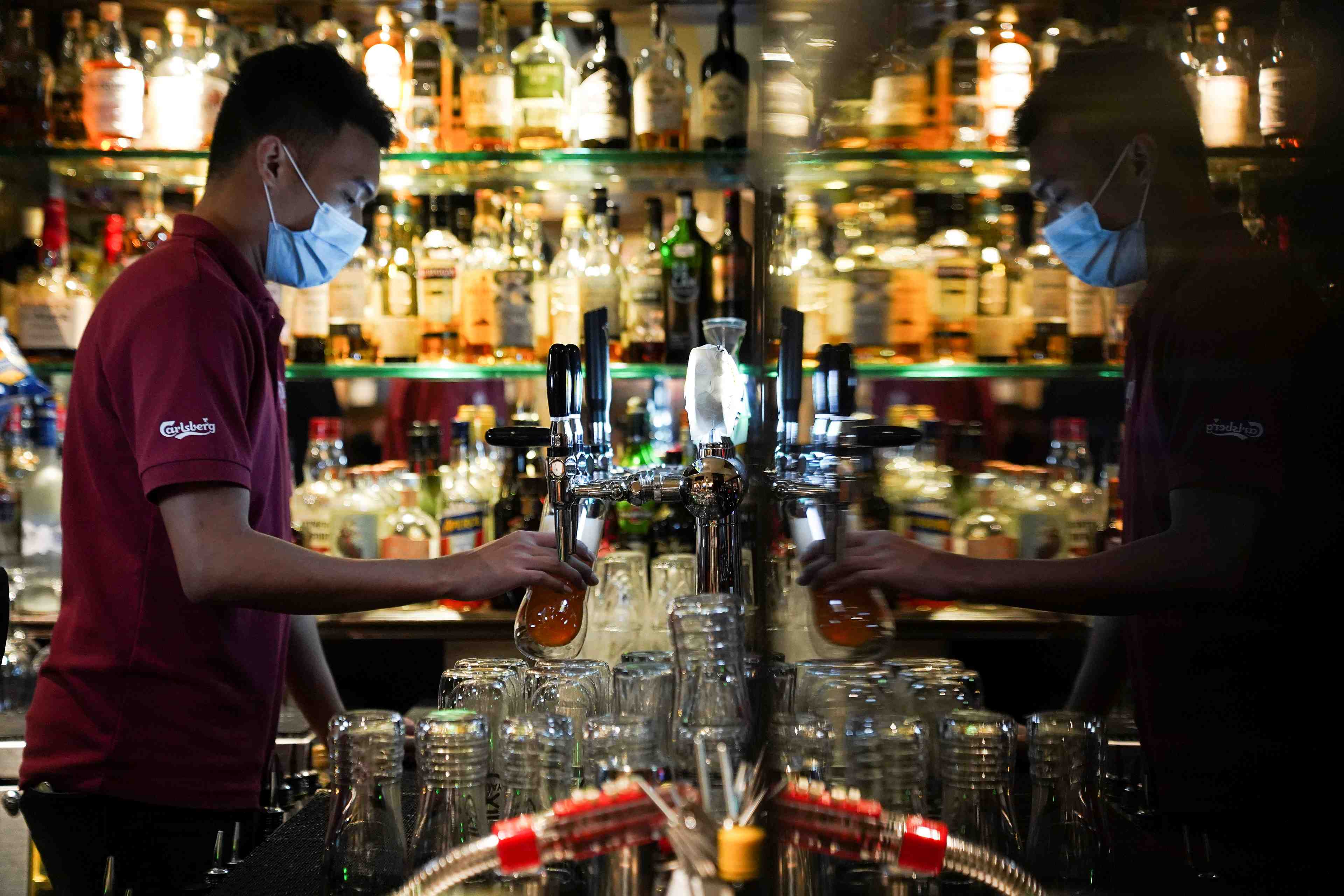 Hong kong rouvrira ses bars et boites de nuits a partir du 29 avril pour les clients vaccines