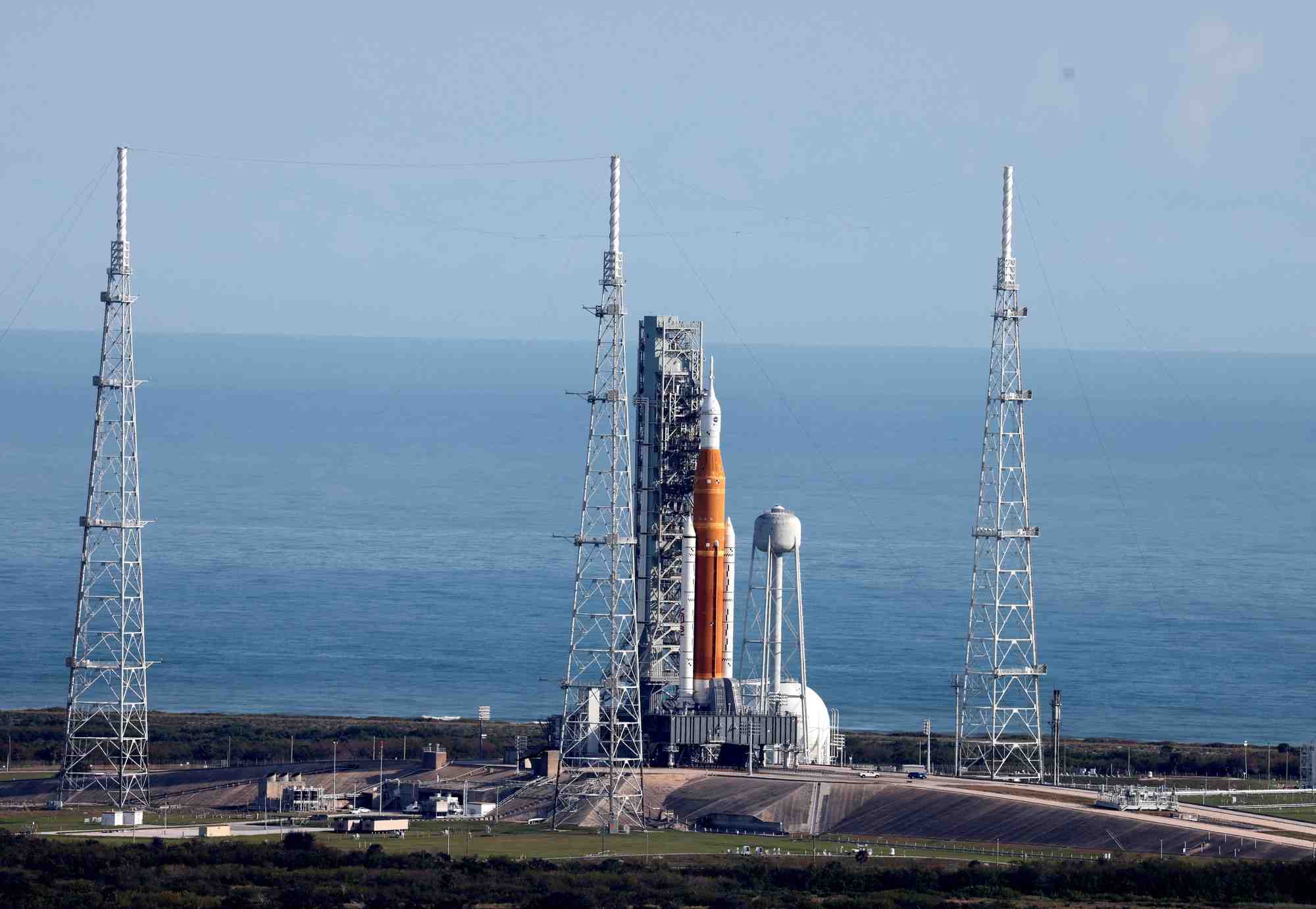 La fusee space launch system (sls) de la nasa avec la capsule orion, preparee pour un vol d'essai de six semaines vers la lune