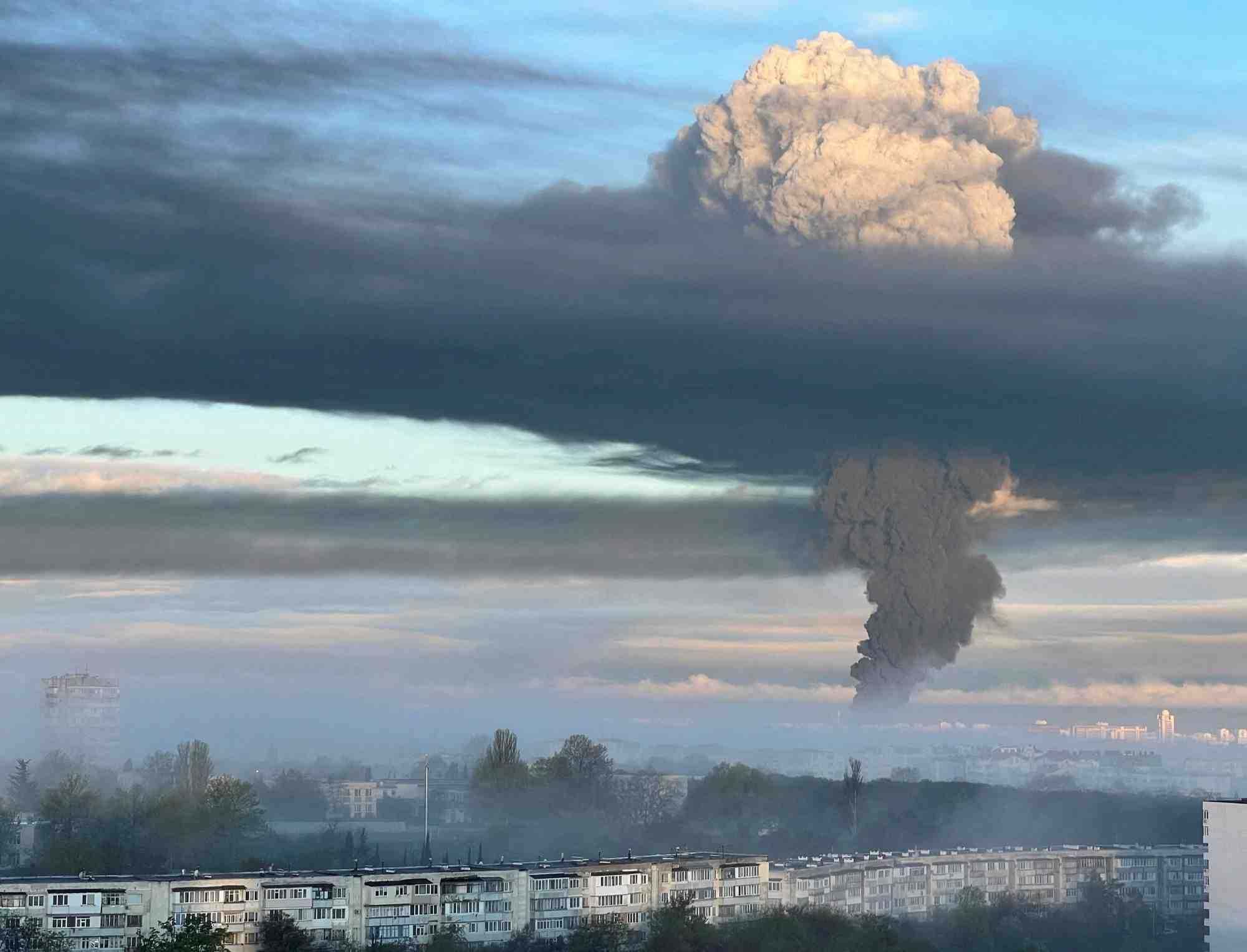 La fumee monte apres une attaque a sebastopol, en crimee