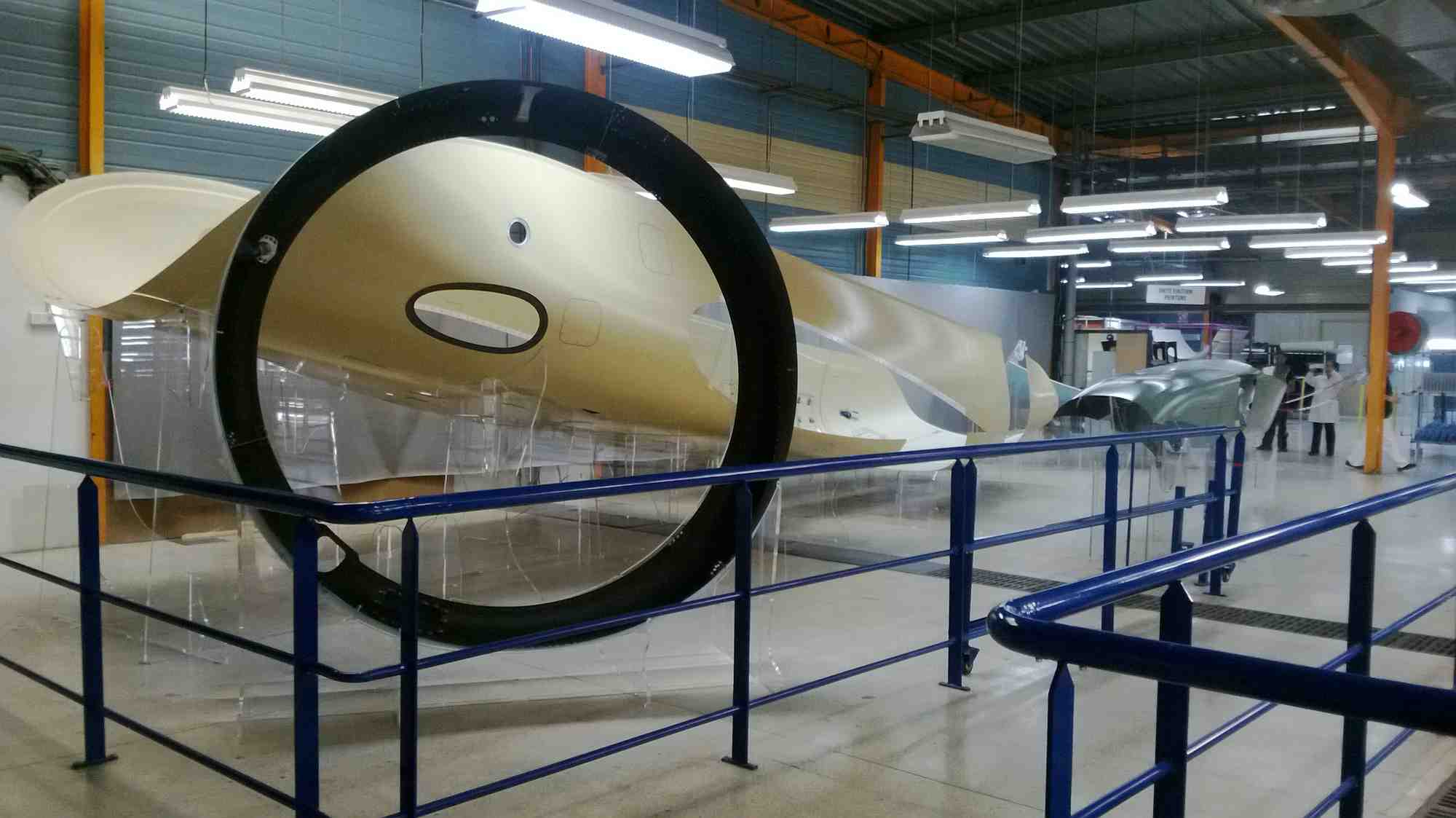 Des ensembles de pièces assemblées par Corse Composites Aéronautiques, ici sur des présentoirs en plexiglass conçus par Chiang Ingénierie.