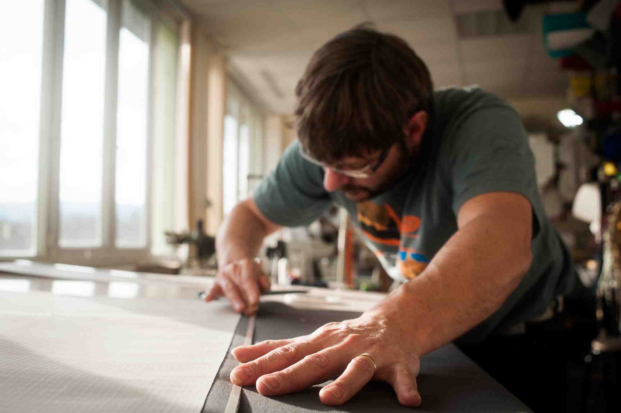 Dans l'Aveyron, Michaël Ladet recycle des voiles de bateau usagées pour en faire des articles de maroquinerie ainsi que des objets de décoration.