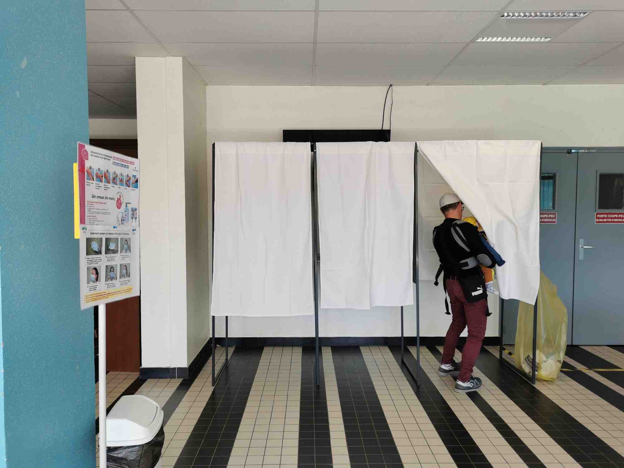 La liste aux élections européennes du Rassemblement national, menée par Jordan Bardella, a recueilli 30,91% des votes exprimés en Auvergne-Rhône-Alpes, contre 31,4 % au niveau national. Elle est suivie par celle de « Coalition d'Europe » (Renaissance, Modem), avec 14,2 % des voix (14,6 % au national), puis par « Réveiller l'Europe » (Parti socialiste, Place publique) avec 13,8 % des voix en Auvergne-Rhône-Alpes (au même niveau qu'à l'échelle nationale).