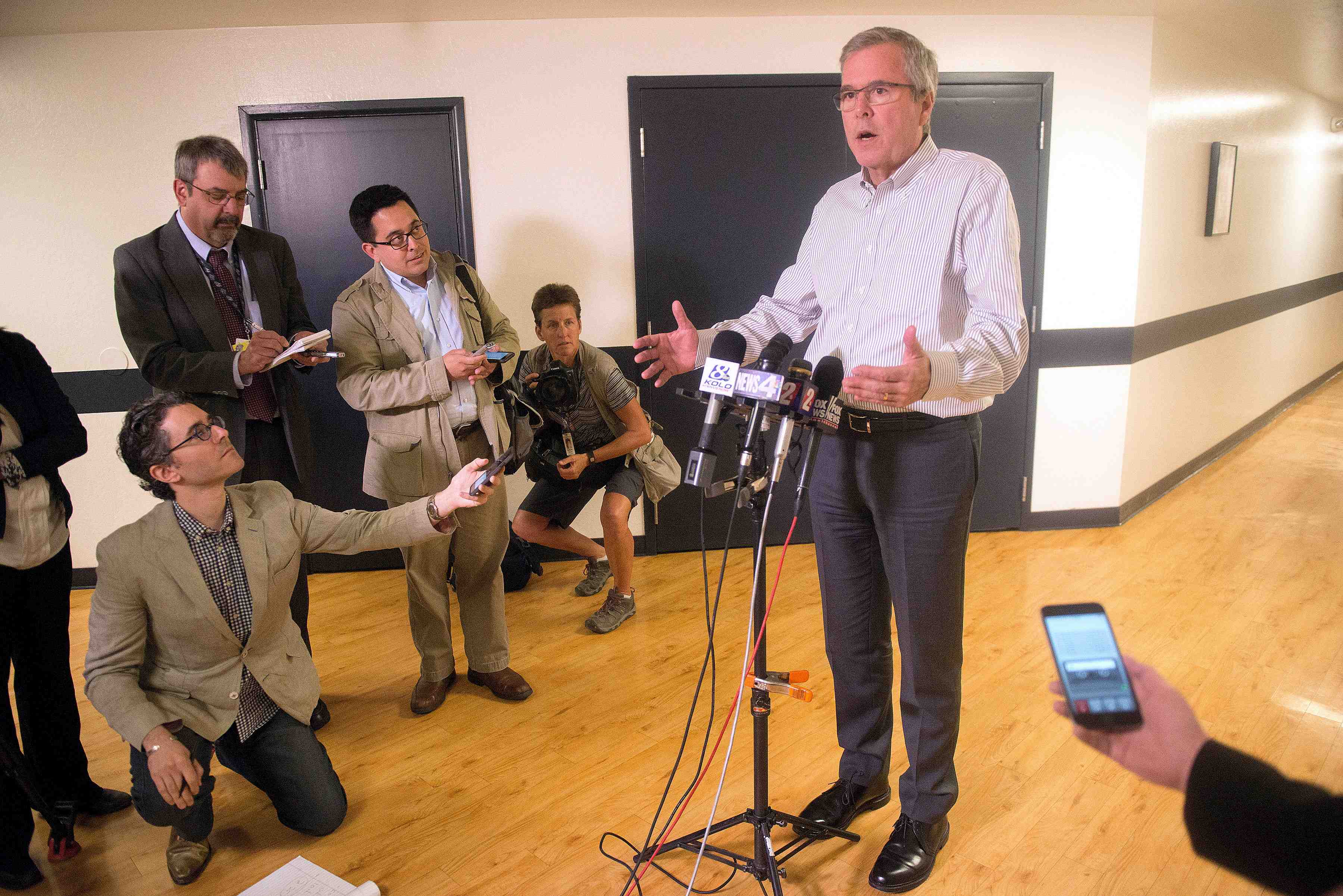Jeb bush annonce sa candidature a l'investiture republicaine avant de se reprendre