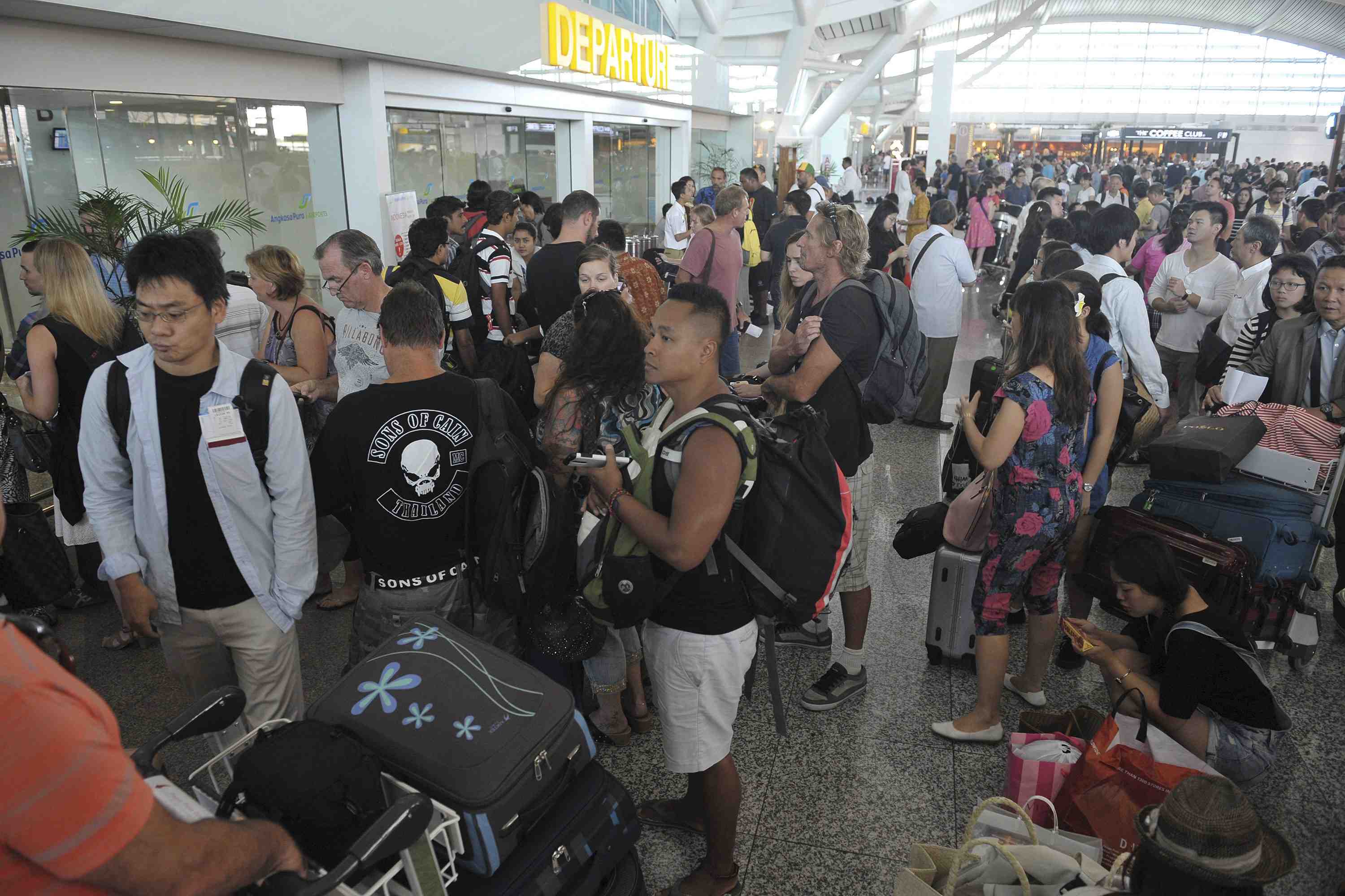 Des aeroports fermes en indonesie en raison d'une eruption volcanique