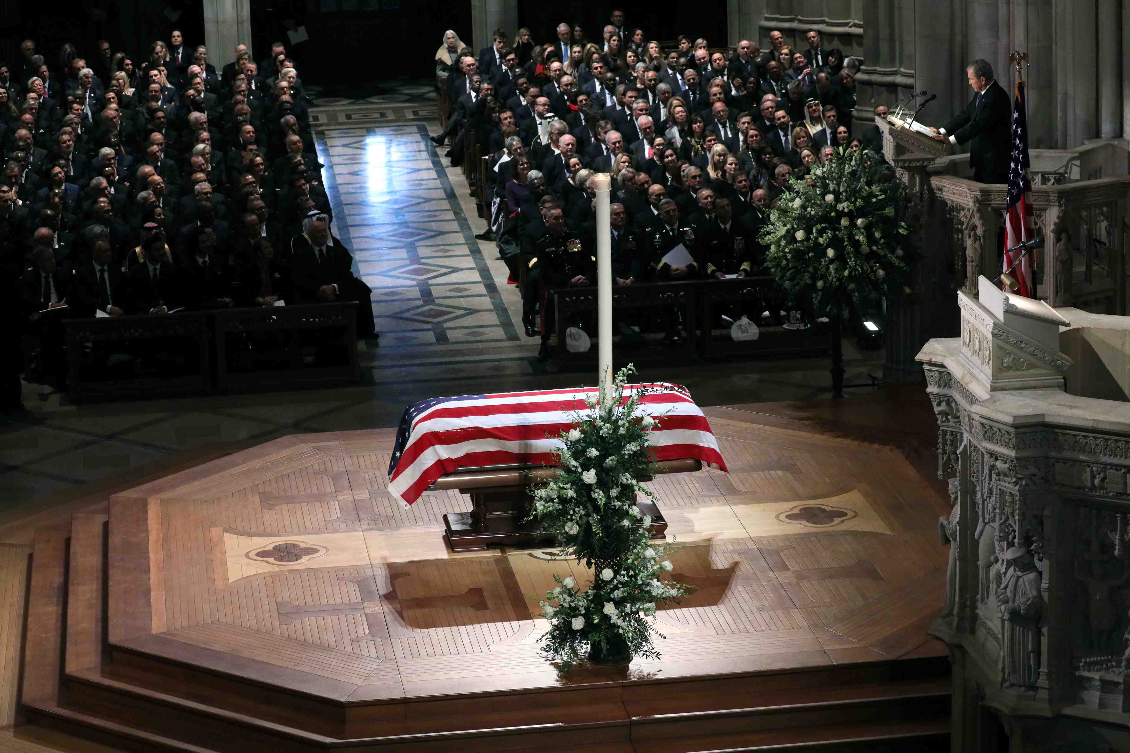 Les obseques de george w.h. bush sous le signe de la courtoisie