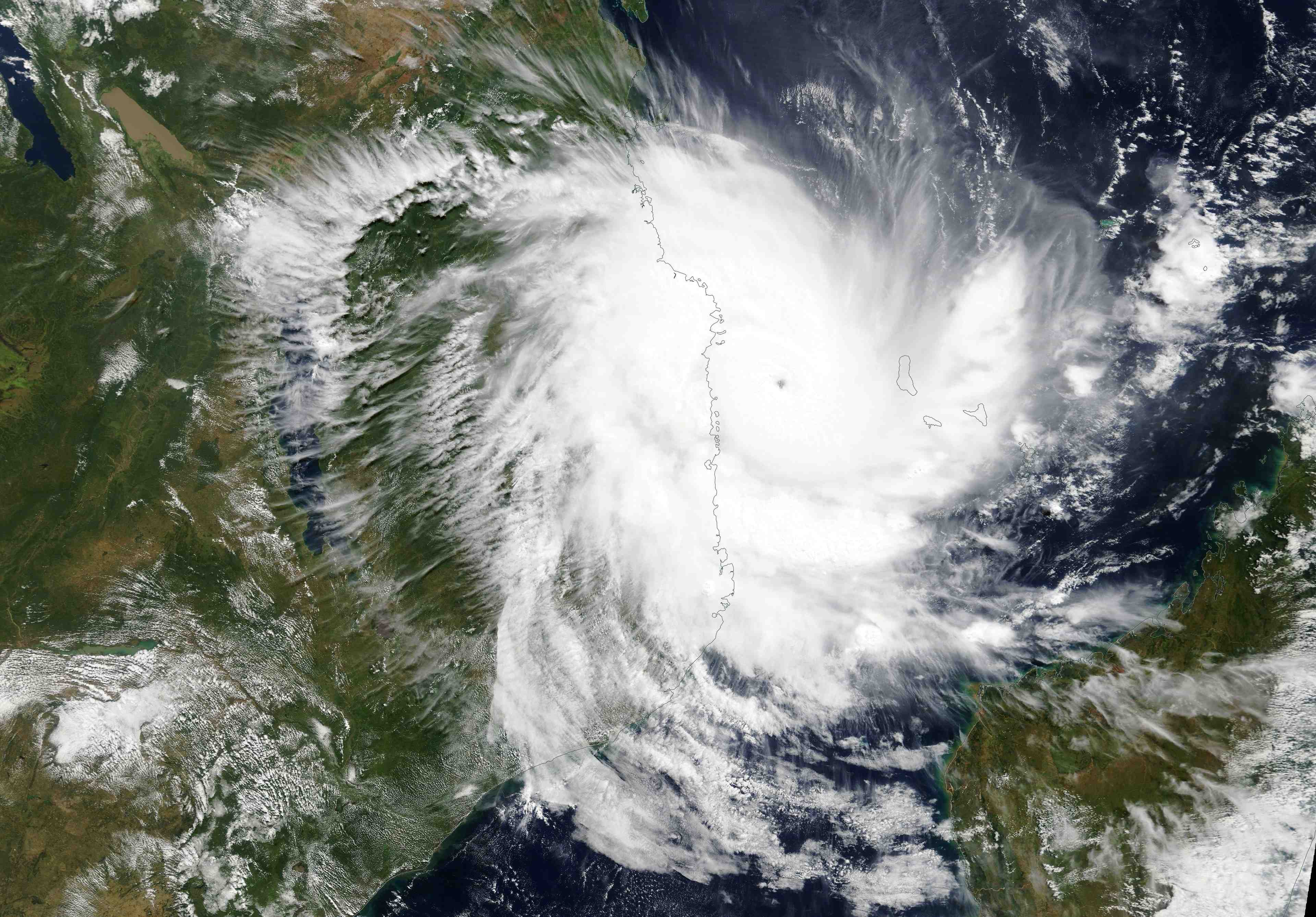 Un cyclone menace le mozambique, apres avoir fait 3 morts aux comores