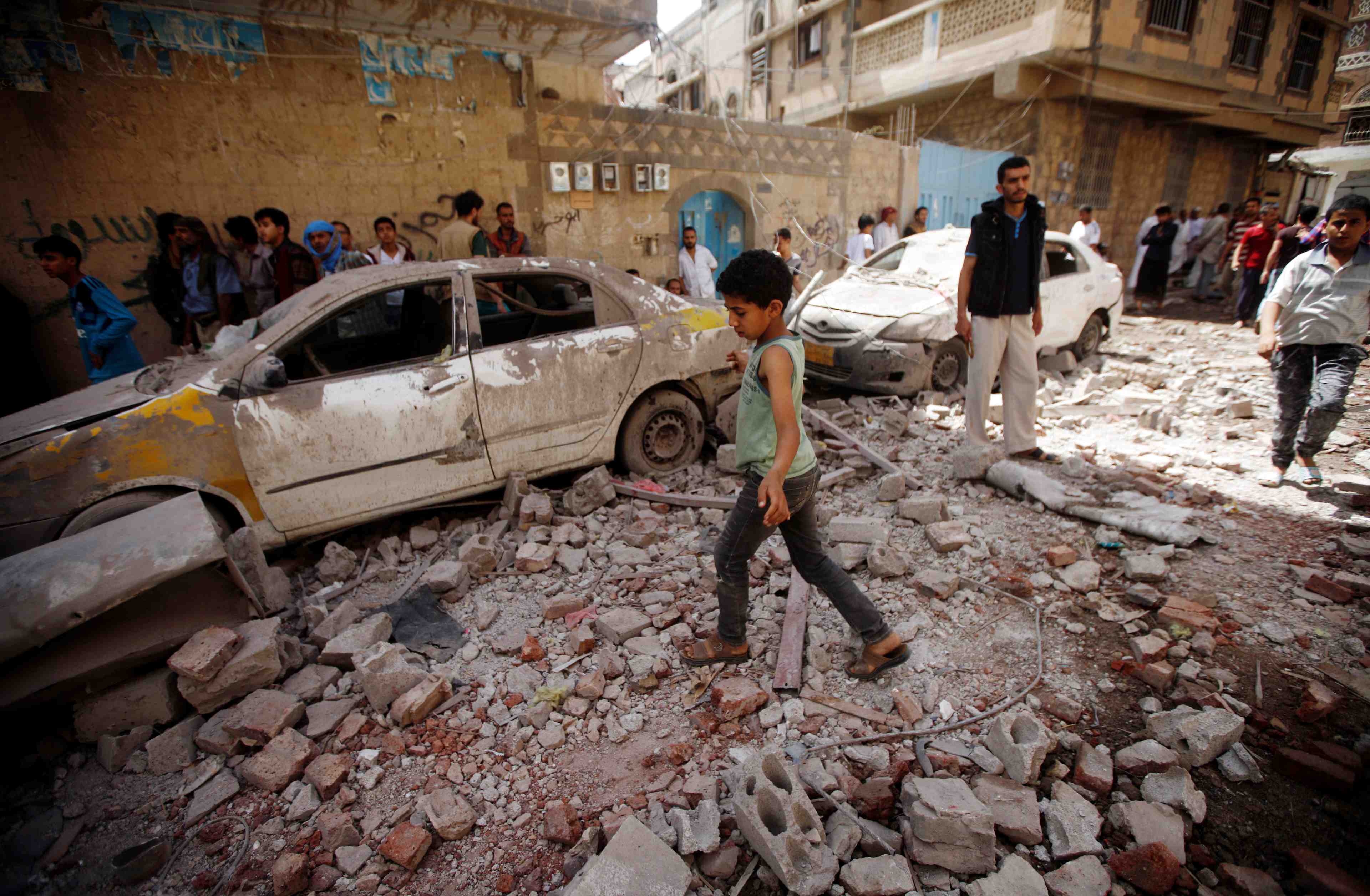 Yemen: la coalition saoudienne bombarde sanaa, des victimes