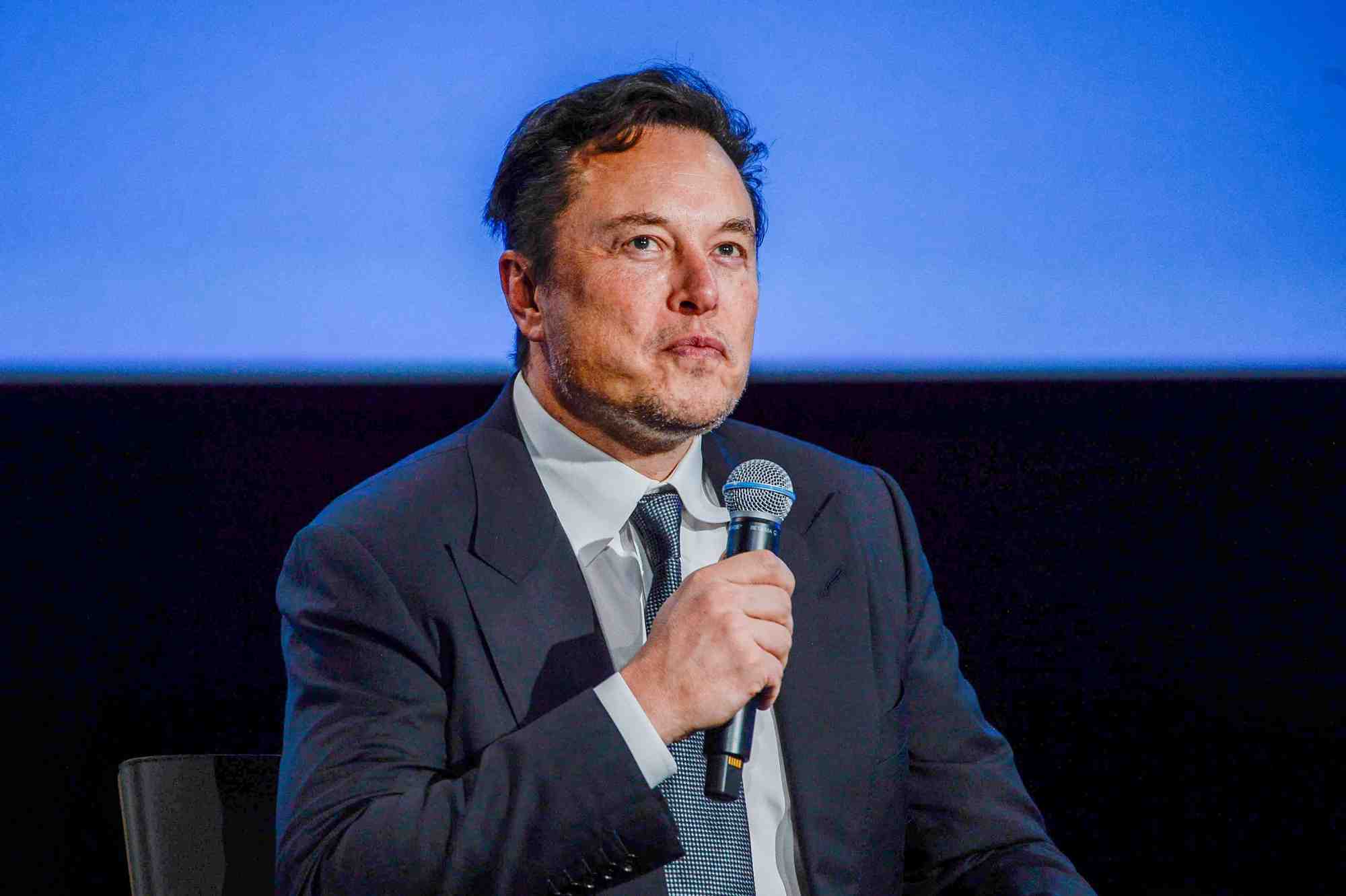 Tesla: musk vise la fin de l'annee pour des voitures electriques 100% autonomes