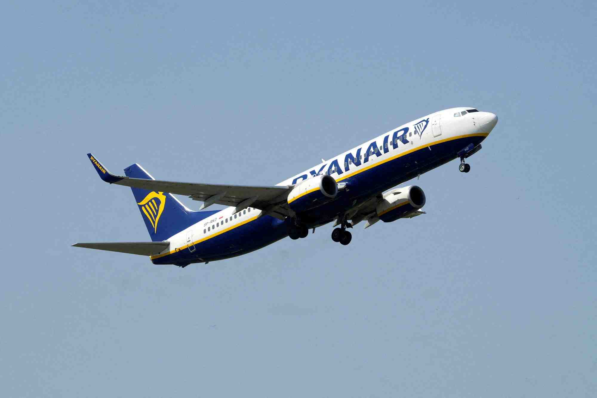 Un avion ryanair decolle de l'aeroport international de riga