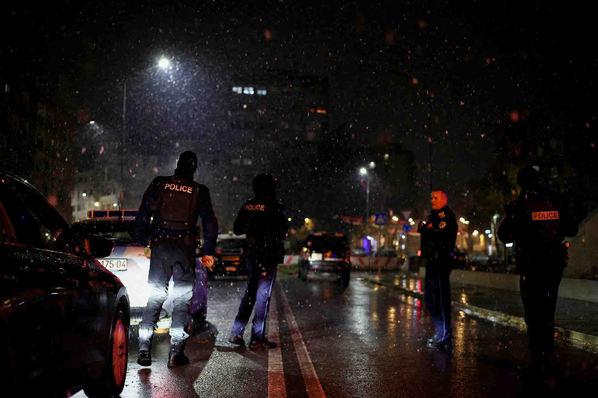 La police du kosovo patrouille sur le pont de la ville de mitrovica