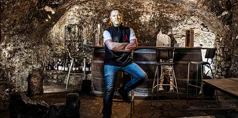 Sébastien Jolivet dans sa cave en août 2021, année où ce passionné de liqueurs anciennes a ranimé la belle endormie (depuis 1950).