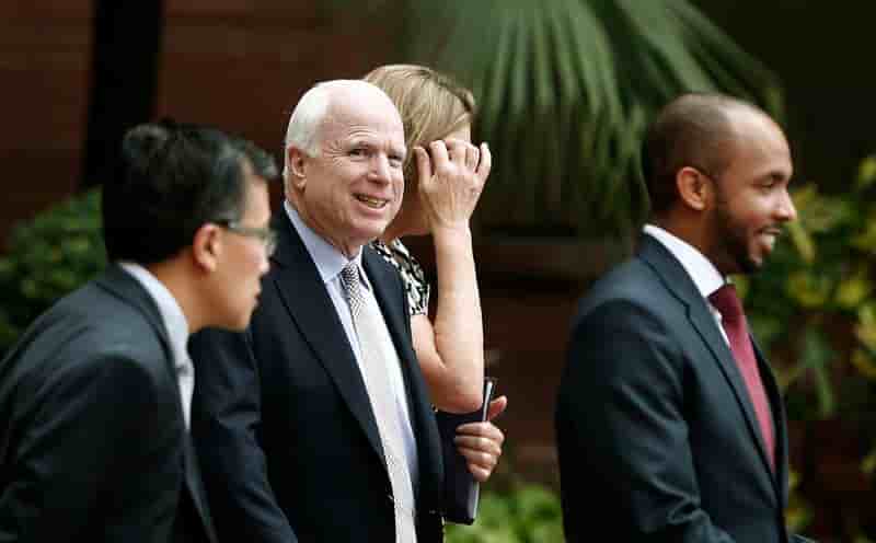 Une affaire d'espionnage perturbe la visite de McCain en Inde