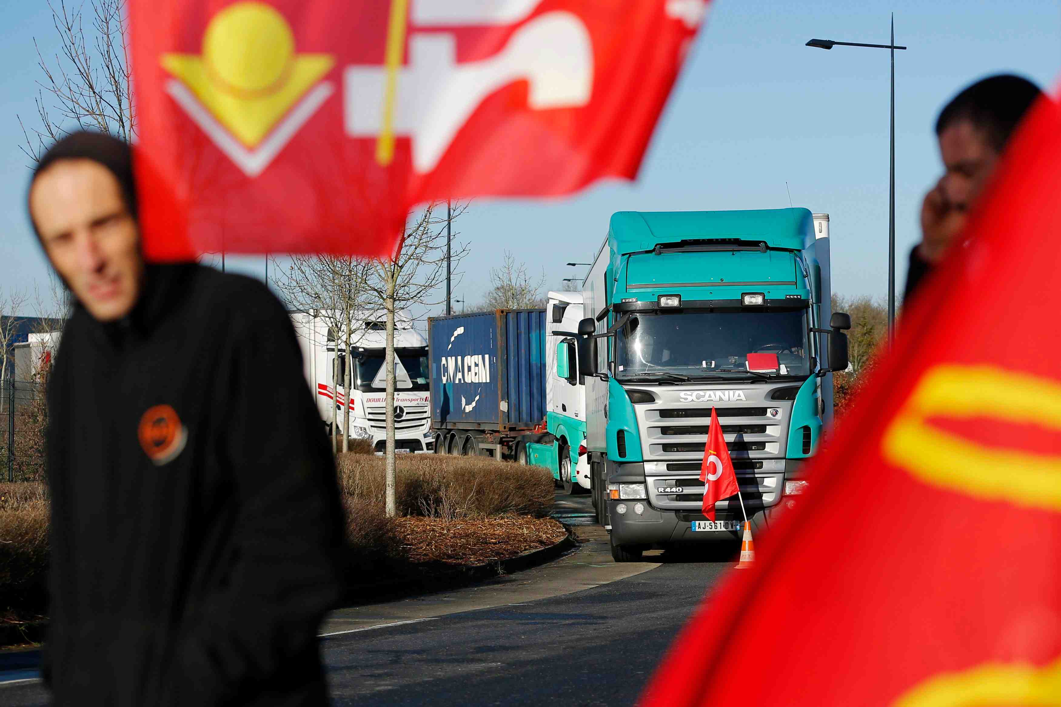 Les routiers maintiennent la pression