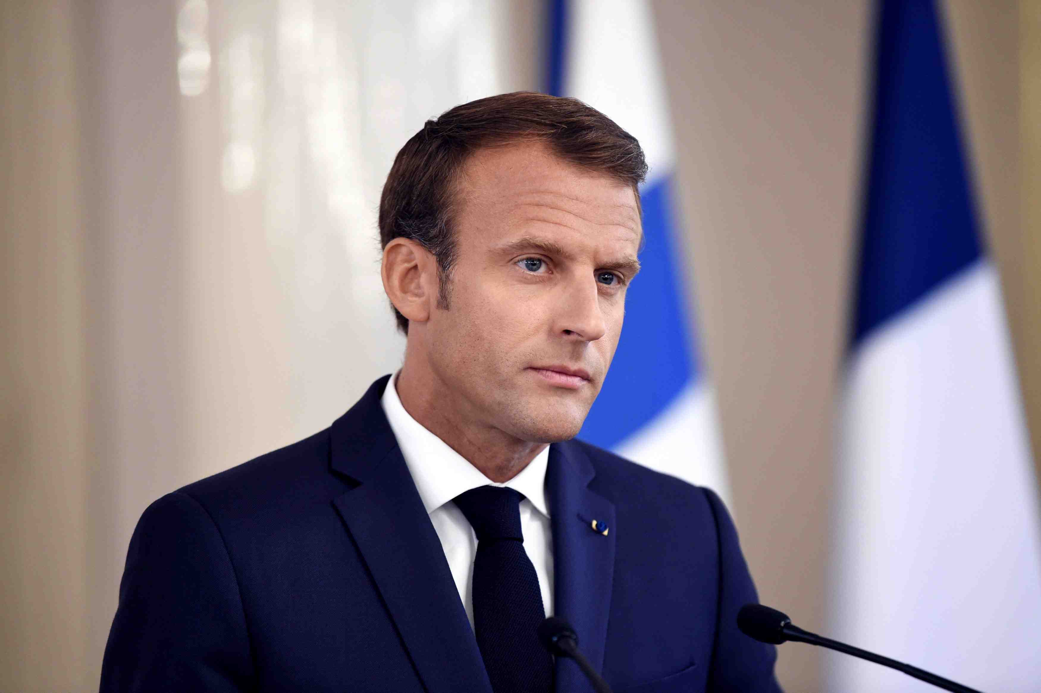 Macron se defend de "copinage" en faveur de besson a los angeles
