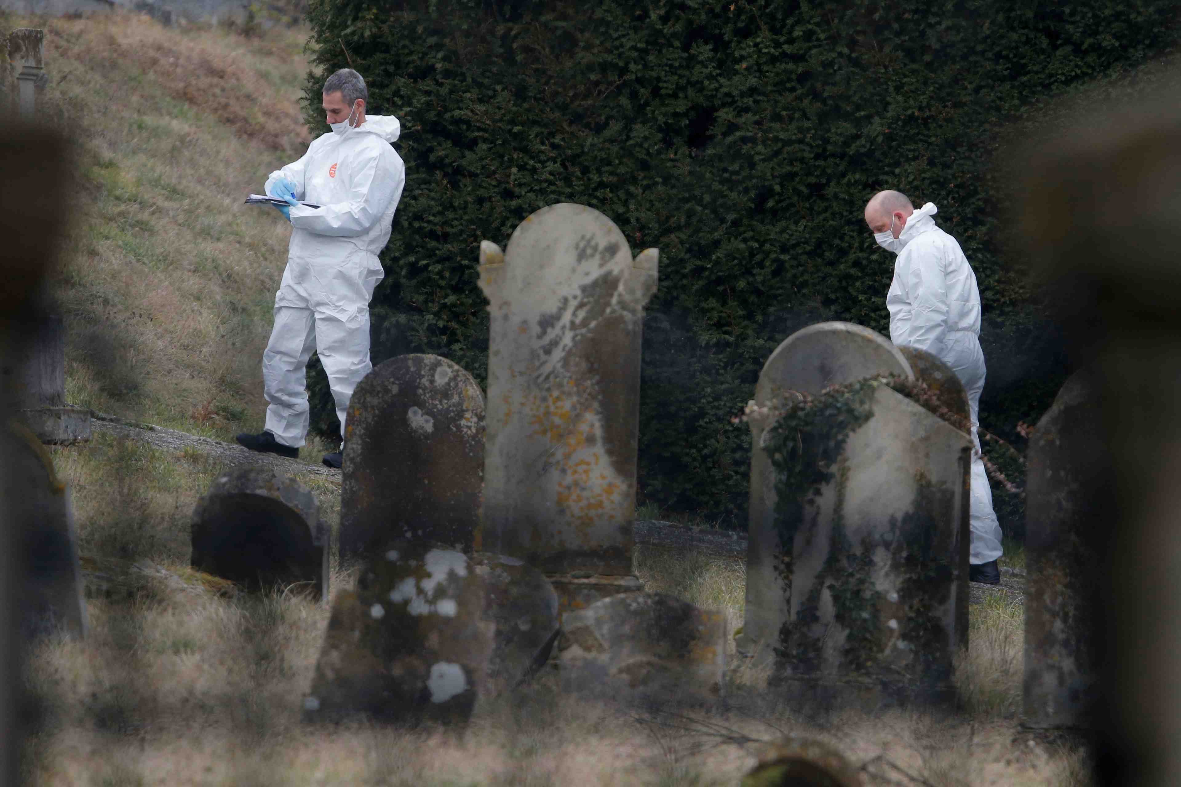 Macron se rend dans un cimetiere juif profane en alsace