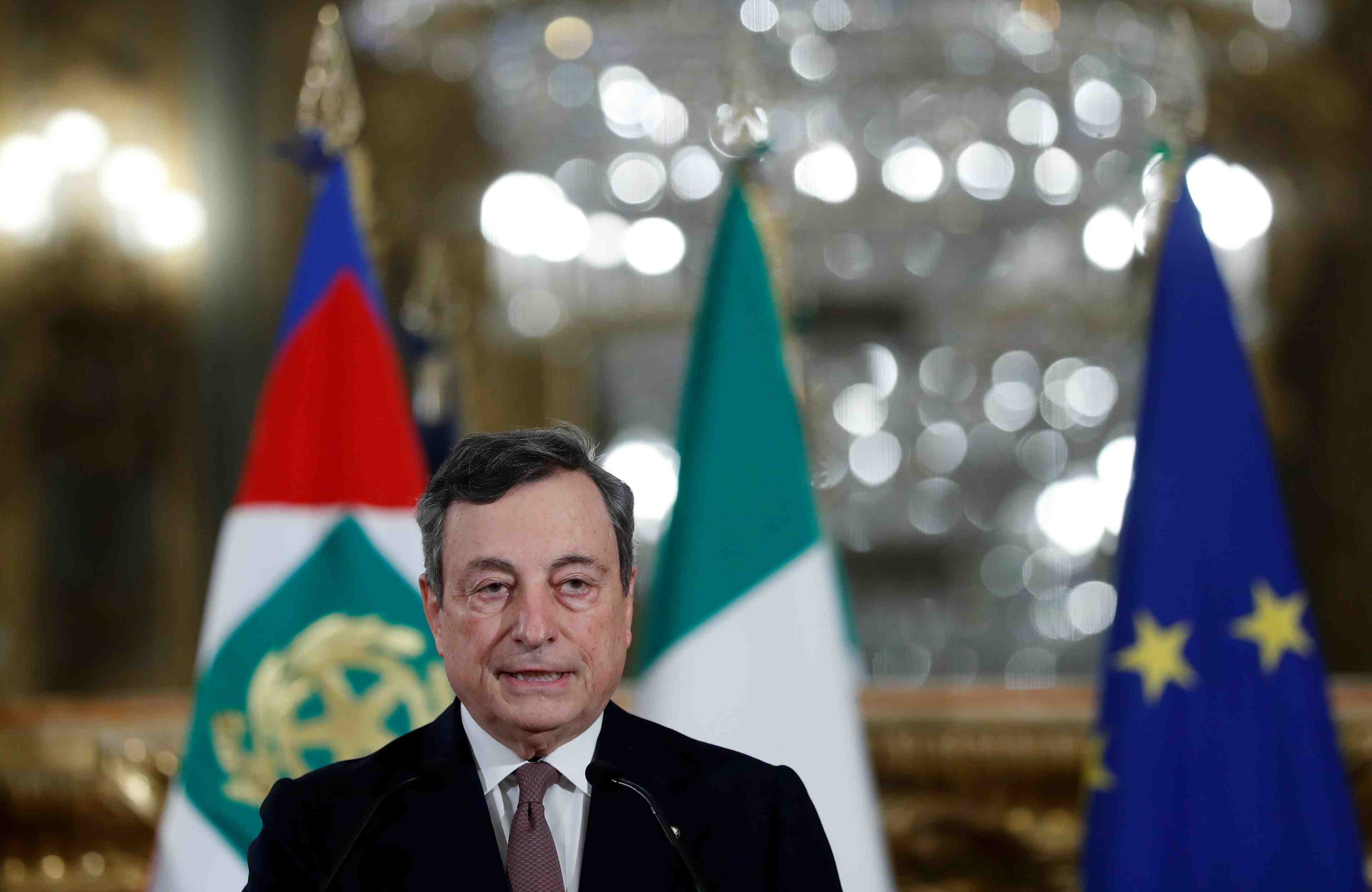 Draghi prend la tete d'un gouvernement elargi en italie